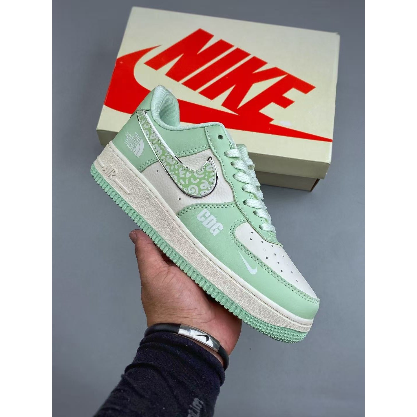 <p>Nike Air Force1 07 low &nbsp;联名款(綠)</p>