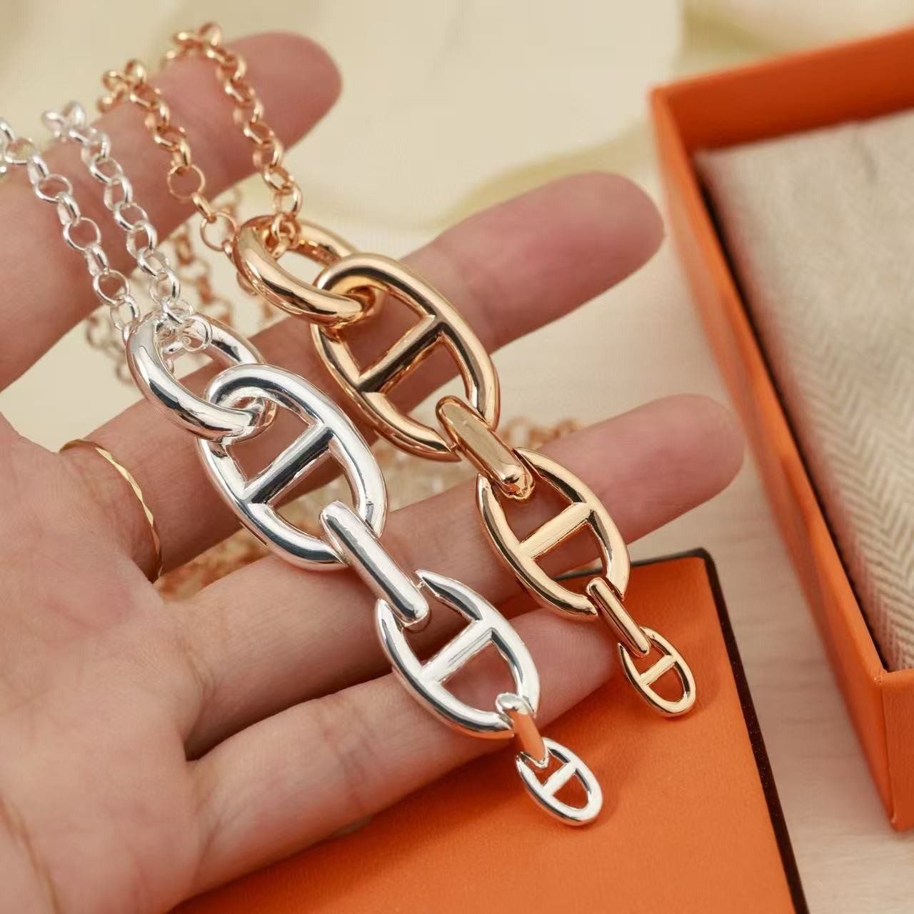 <p>HERMES&nbsp; Farandole光金猪鼻子项链</p>