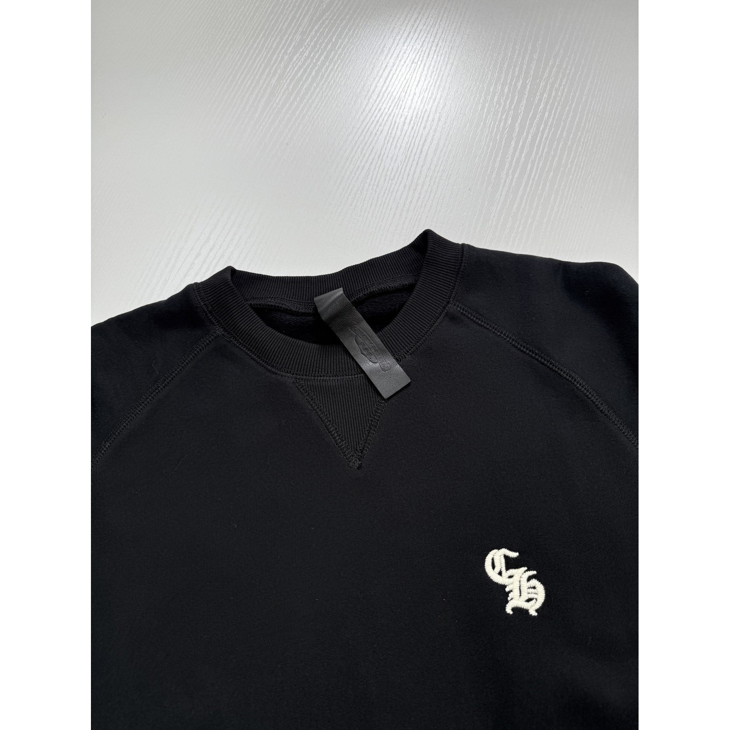 <p>CHROME HEARTS 梵文哥特字母刺绣圆领卫衣(黑)</p>