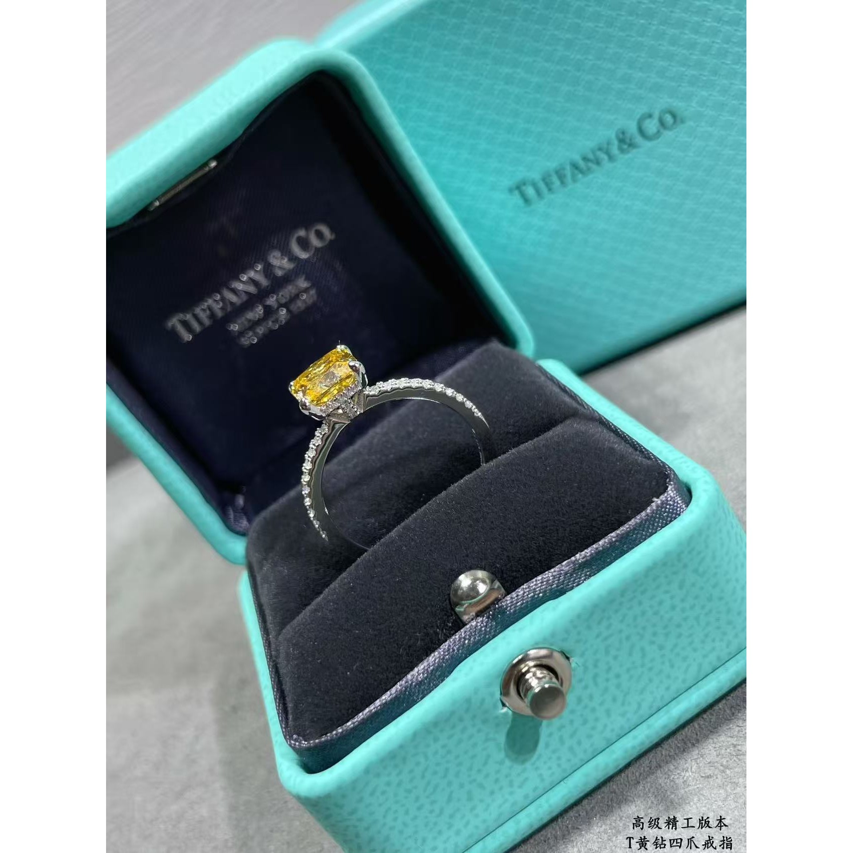 <p>Tiffany&nbsp;黄钻四爪戒指</p>