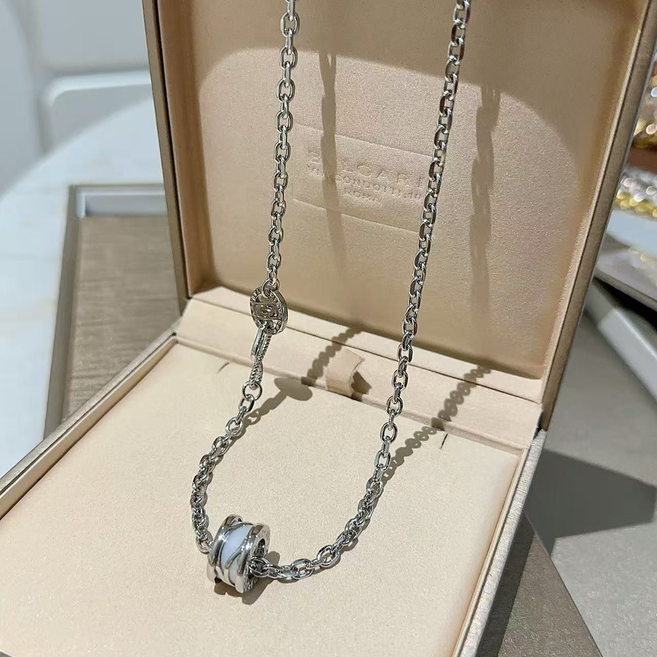 <p>BVLGARI&nbsp;项链</p>
