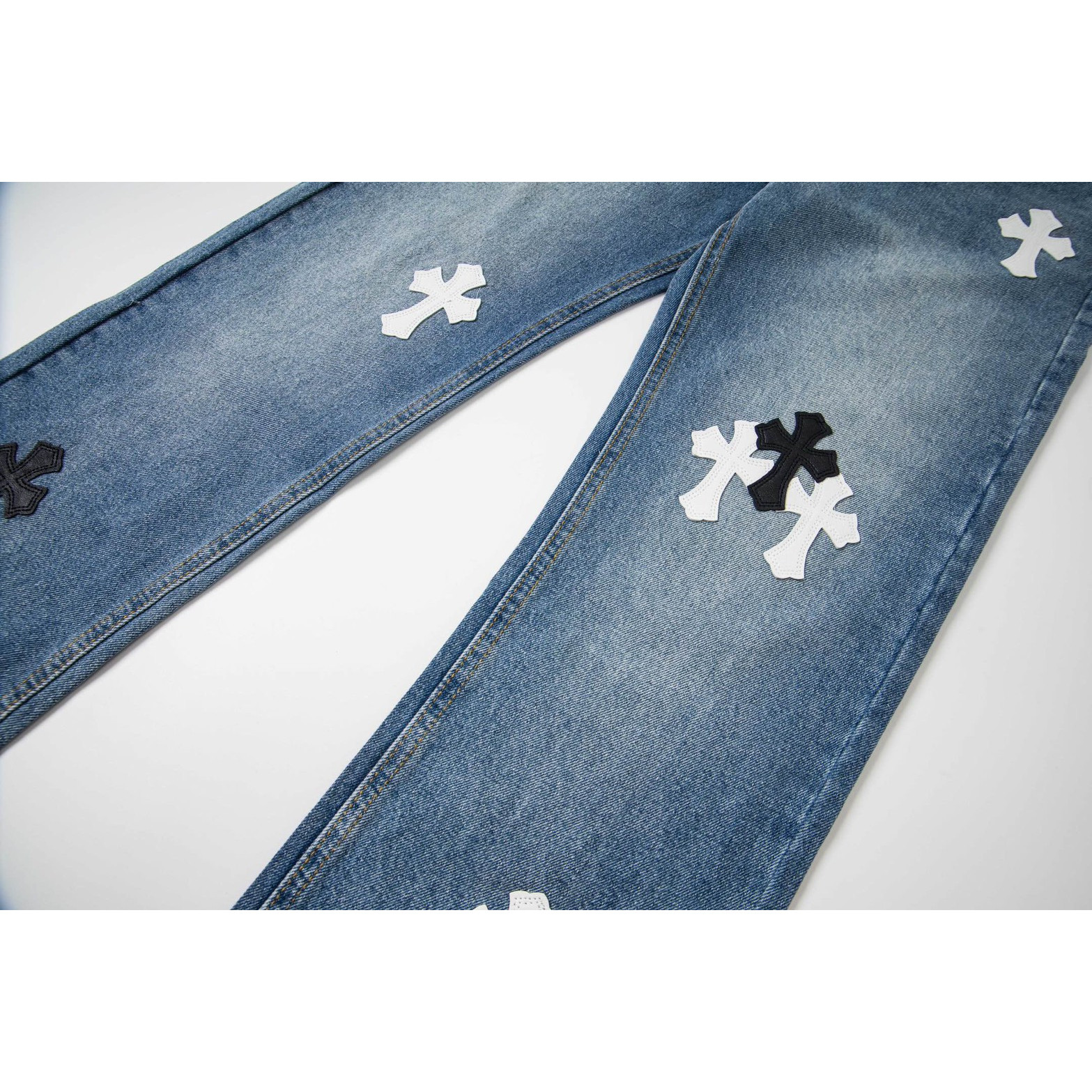 <p>CHROME HEARTS 浅蓝裤梵文黑白拼皮牛仔裤(1803#)</p>

<p>&nbsp;</p>