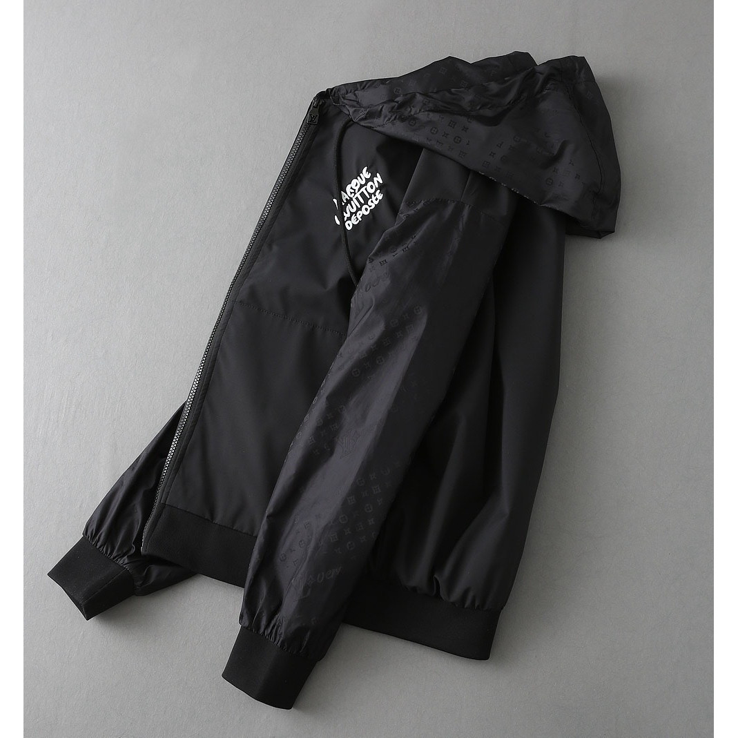 <p>LV 新款男士夹克外套<br />
&nbsp;</p>