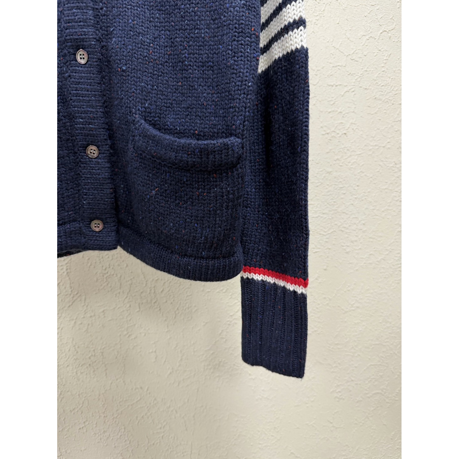 <p>Thom Browne 藏蓝羊毛开衫</p>