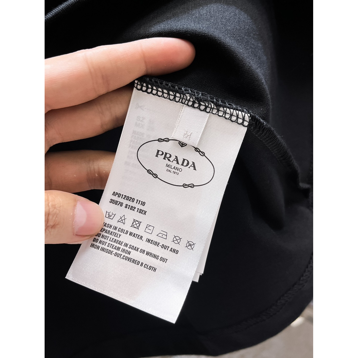 <p>PRADA&nbsp;长袖T恤(黑)</p>