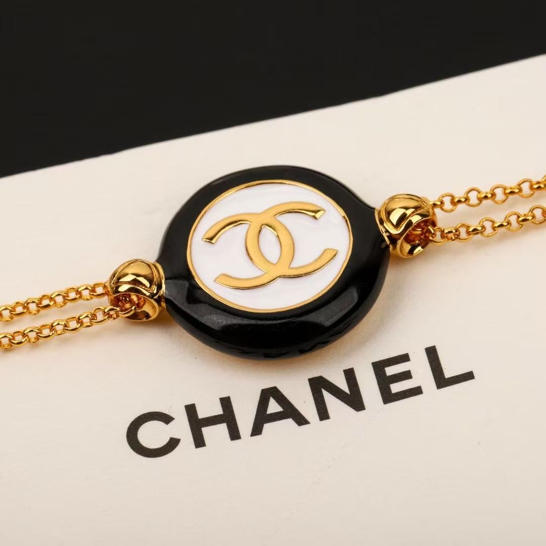 <p>CHANEL&nbsp;白纽扣圆形珐琅双c手链</p>