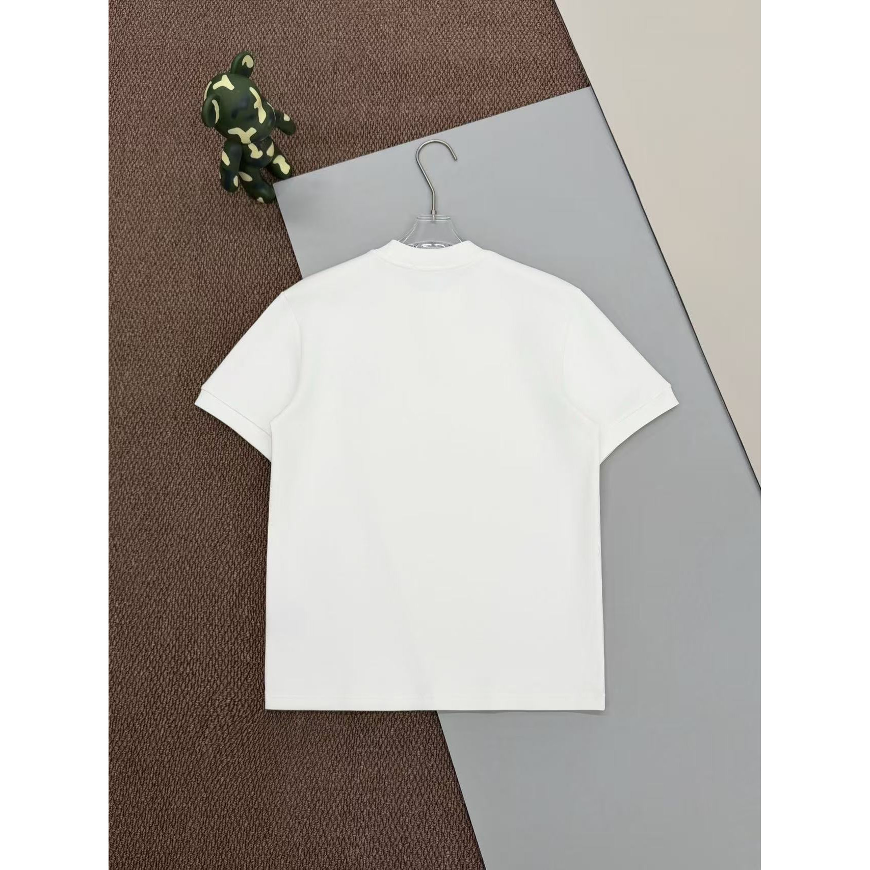 <p>DIOR&nbsp;刺绣短袖T恤(白)</p>