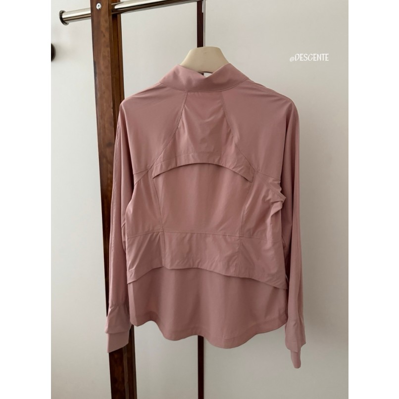 <p>DESCENTE 皮膚外套(粉)</p>