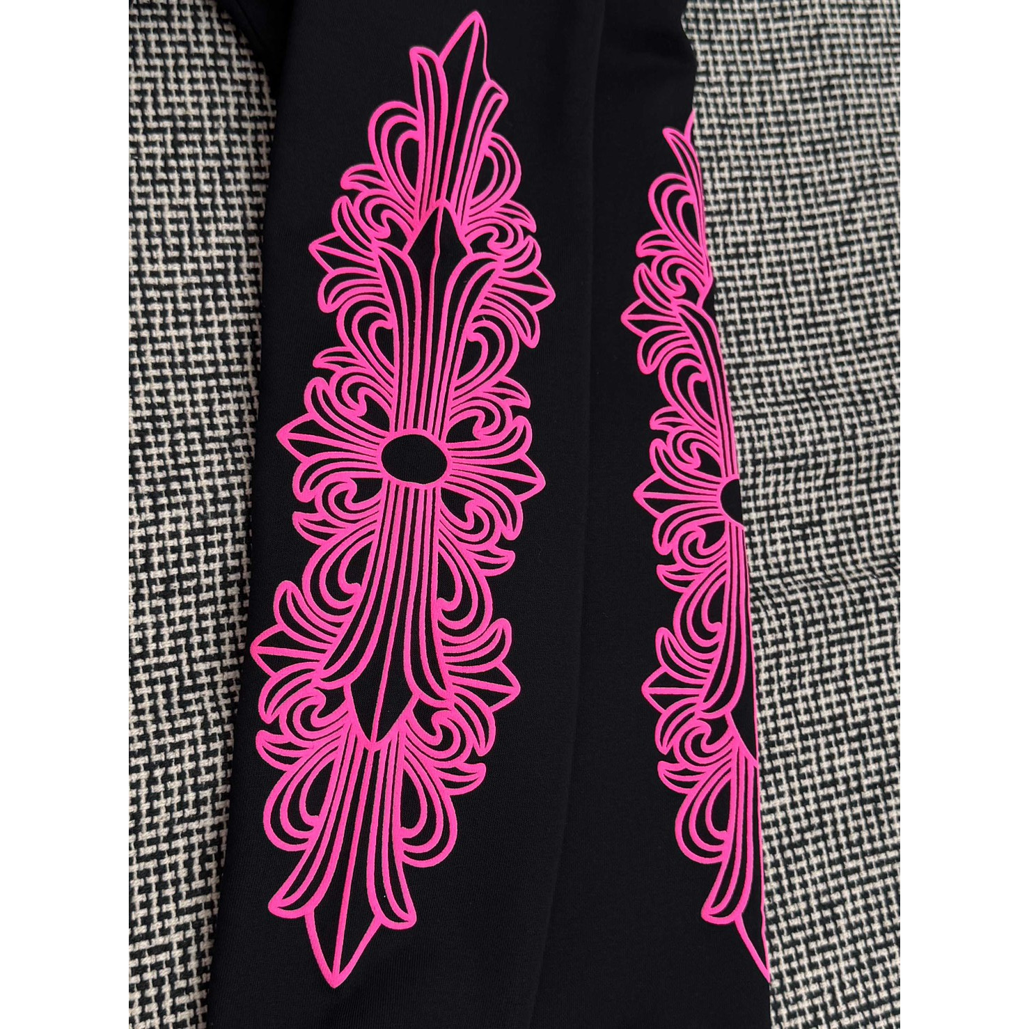 <p>Chrome Hearts 马蹄花纹手臂连帽拉链卫衣(黑底紫梵文)</p>