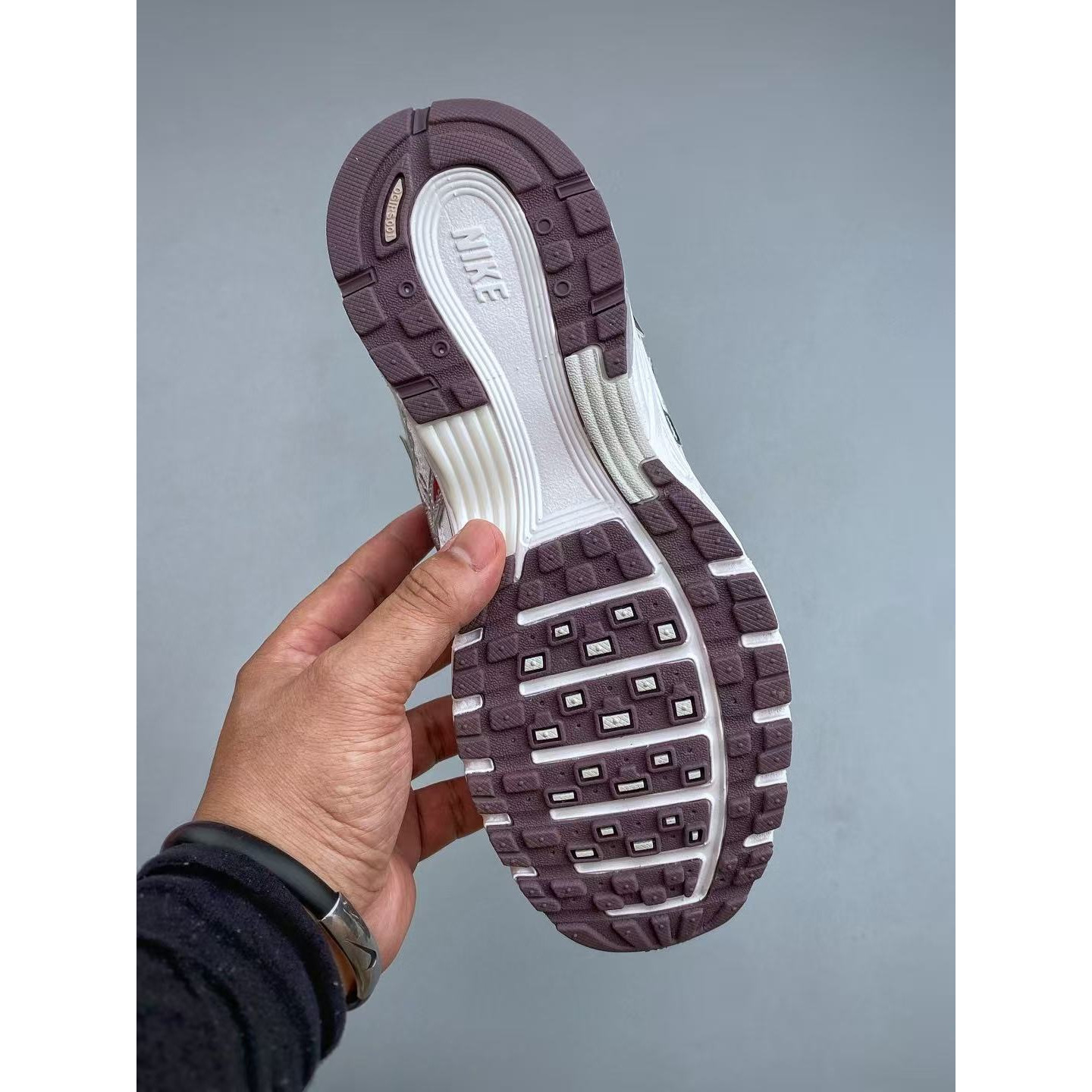 <p>Nike P-6000 &nbsp;复古休闲运动老爹鞋 (豆沙紅)</p>