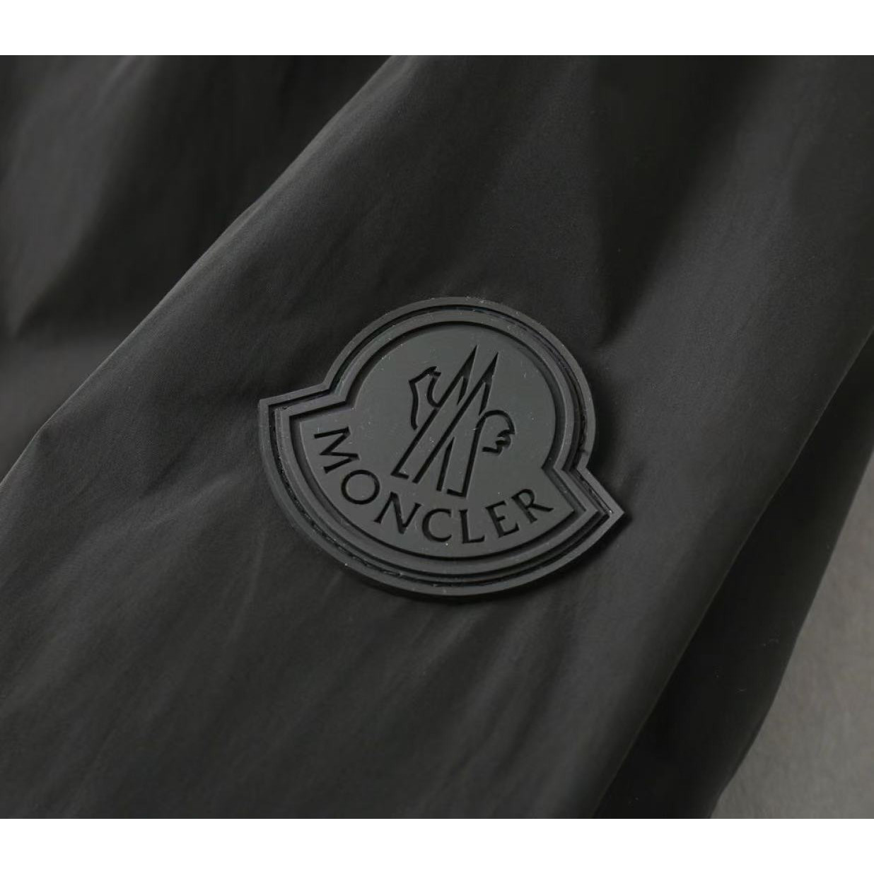 <p>MONCLER&nbsp;男士夹克外套(黑)</p>