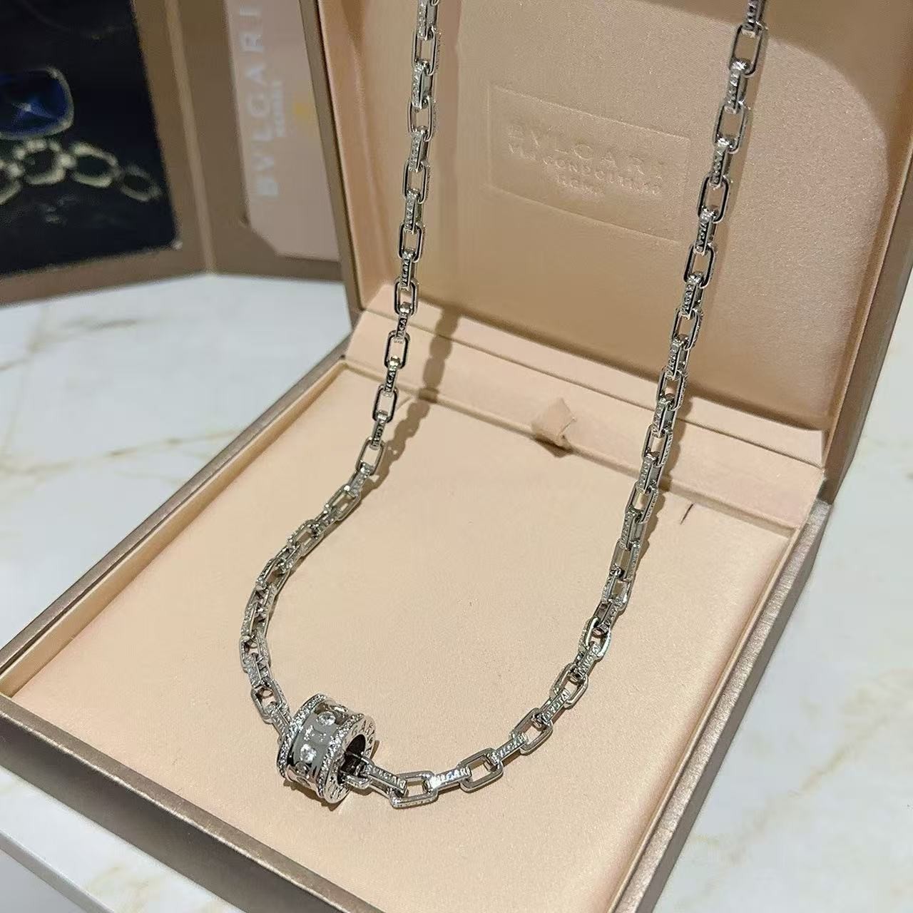 <p>BVLGARI&nbsp;项链</p>