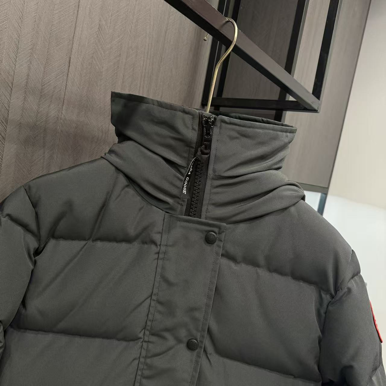 <p>Canada Goose Shelburn*派克大衣羽绒服(灰色紅標)</p>