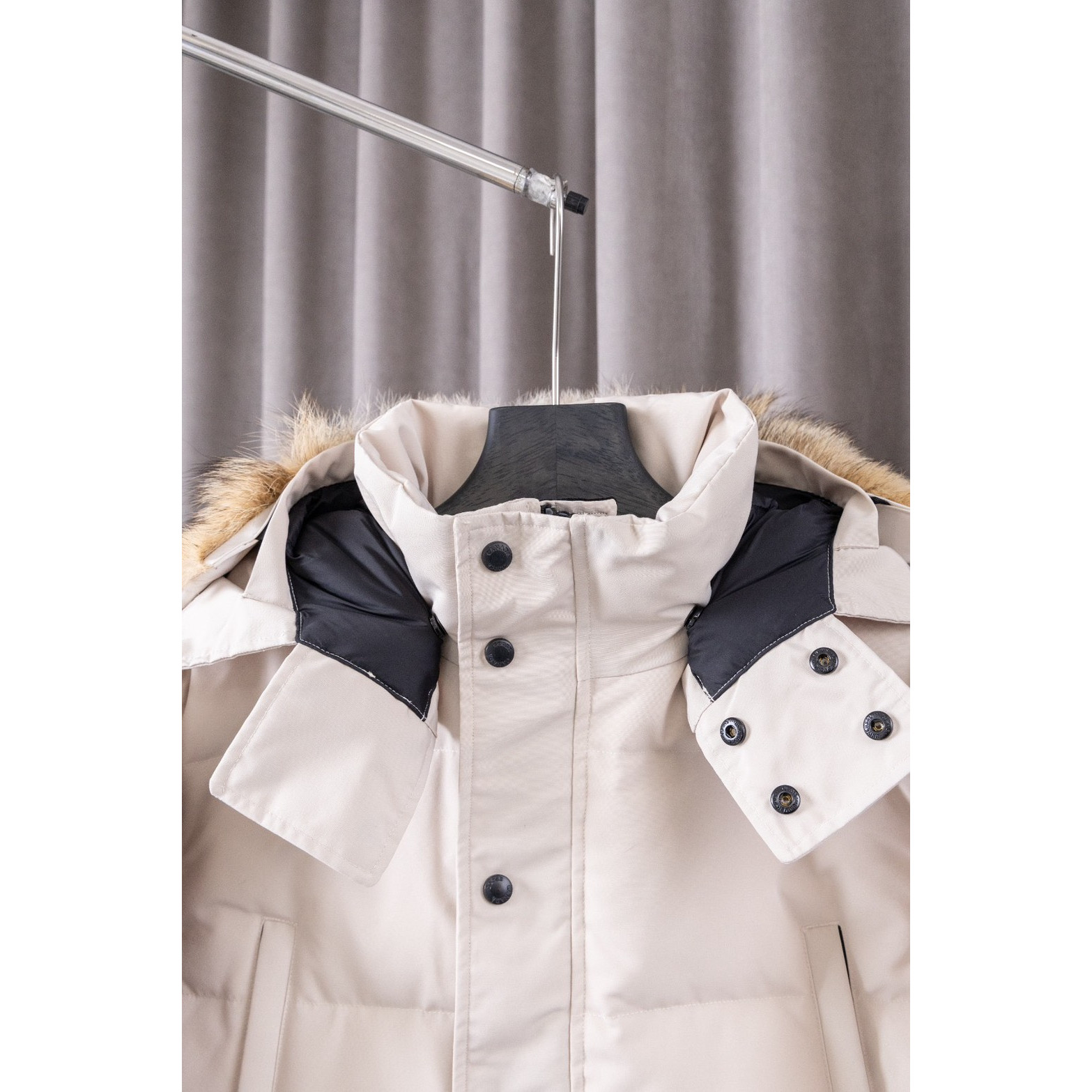 <p>Canada Goose 顶级狼毛Wyndham 2048M &nbsp;29款 系列派克大衣羽绒服(奶白色)</p>