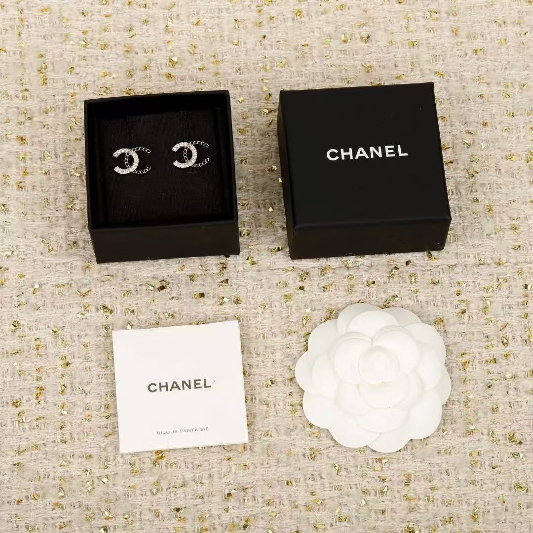 <p>CHANEL&nbsp;双c镂空编织耳钉</p>