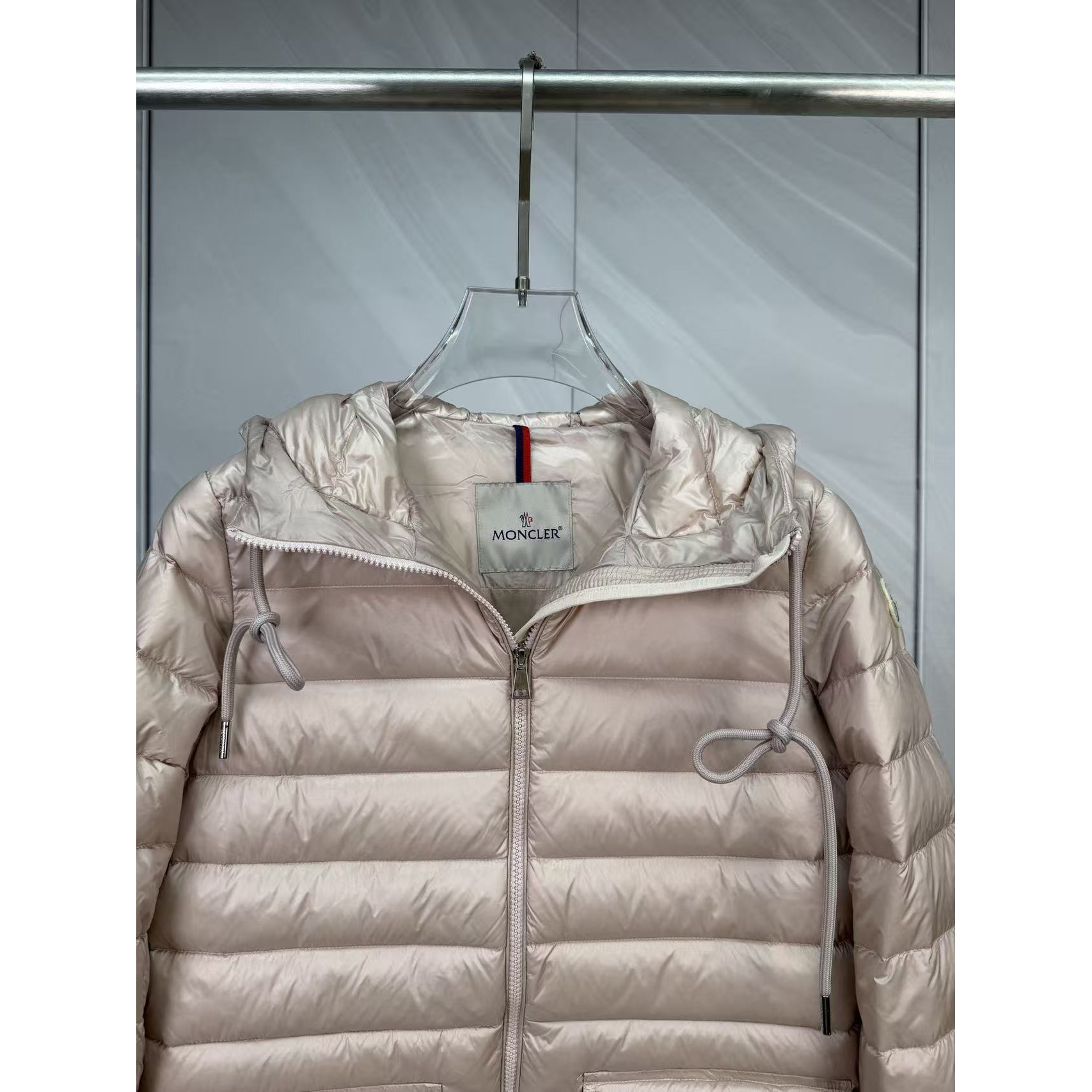 <p>Moncler 连帽中长羽绒服(粉)</p>