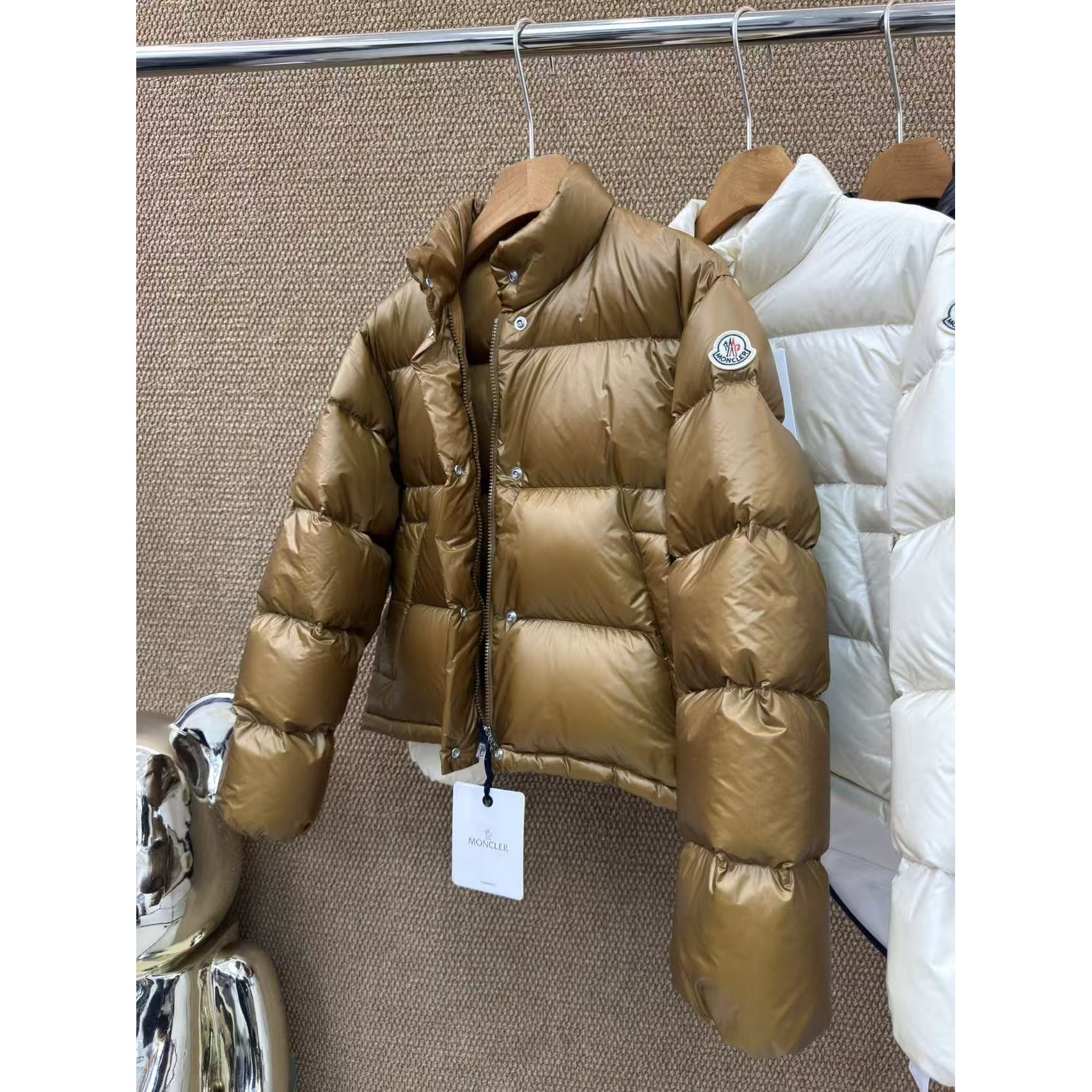 <p>Moncler Tepice女款短款小面包羽绒服(焦糖色)</p>