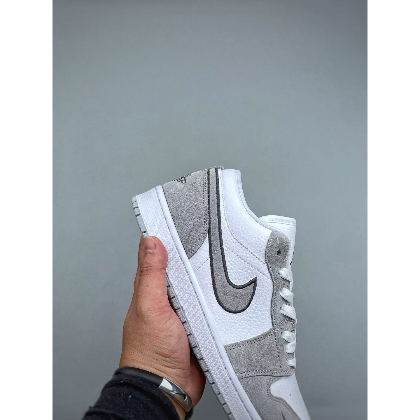 <p>Nike AIR JORDAN 1LOW G &nbsp;AJ1 文化休闲板鞋(灰)&nbsp;</p>