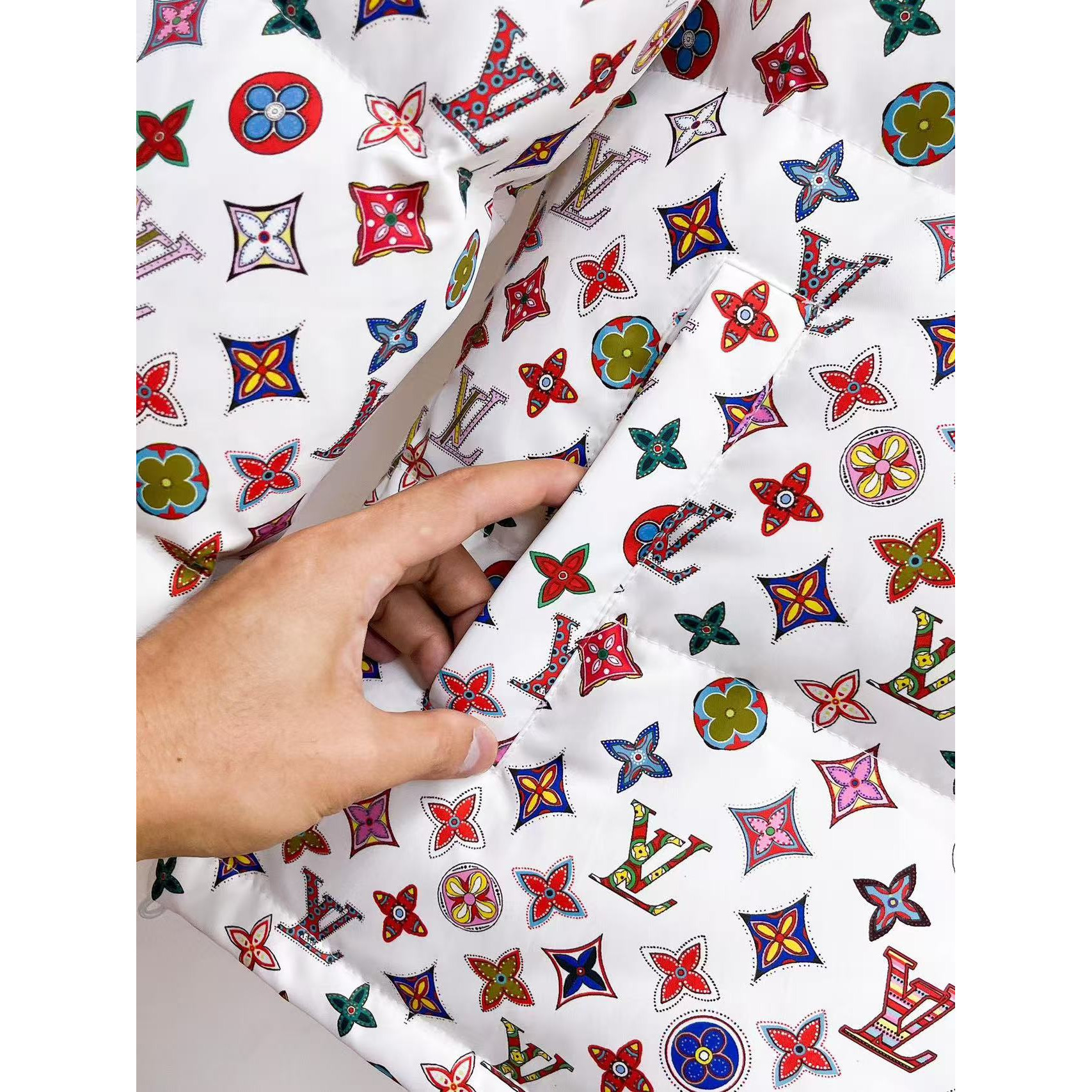 <p>LV 秋冬新款羽绒服(白)</p>