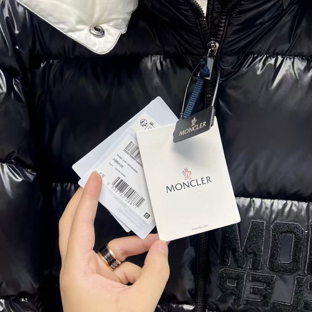 <p>MONCLER Abbaye面包服漆面尼龙女士羽绒服(黑色)</p>