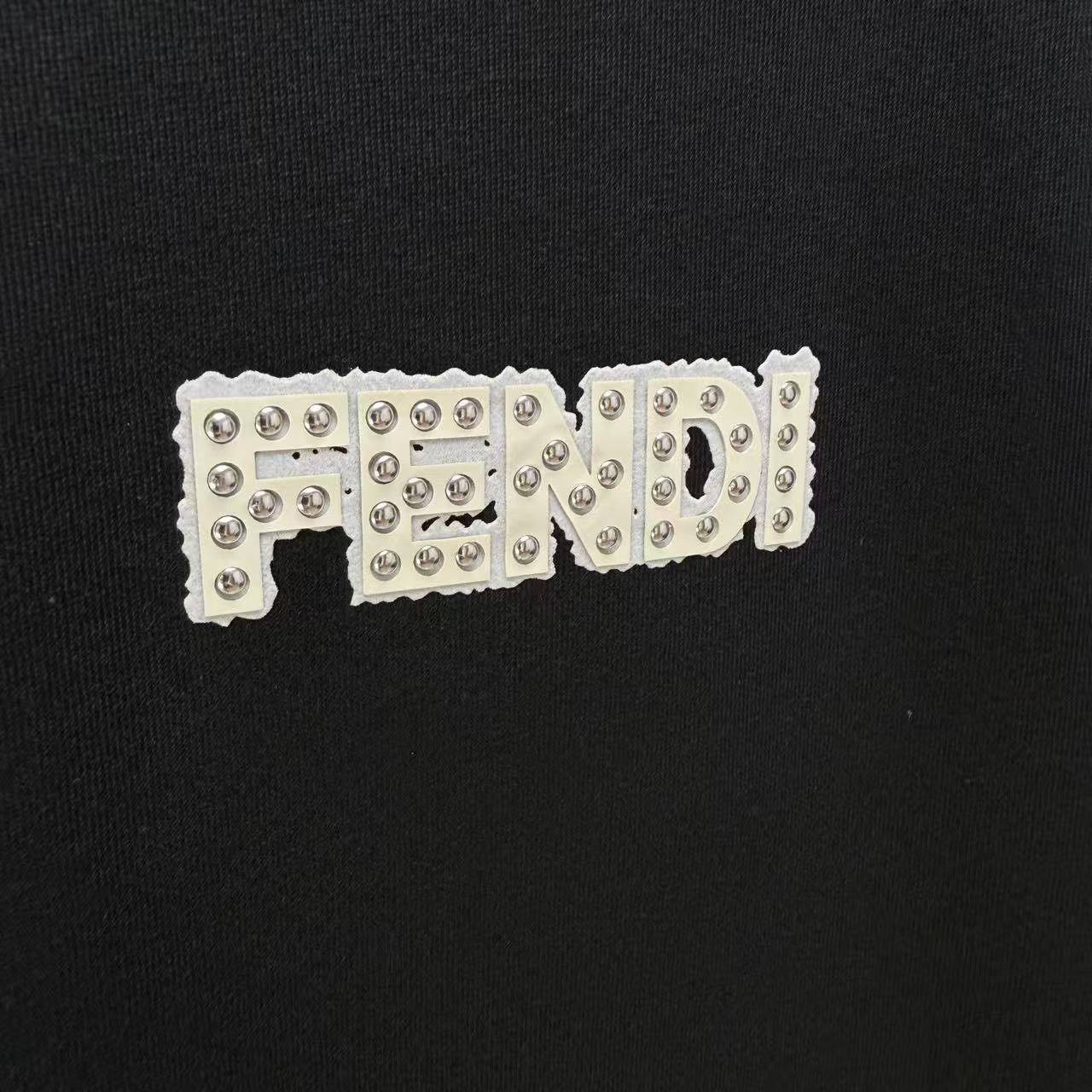 <p>FENDI 短袖T恤(黑)</p>