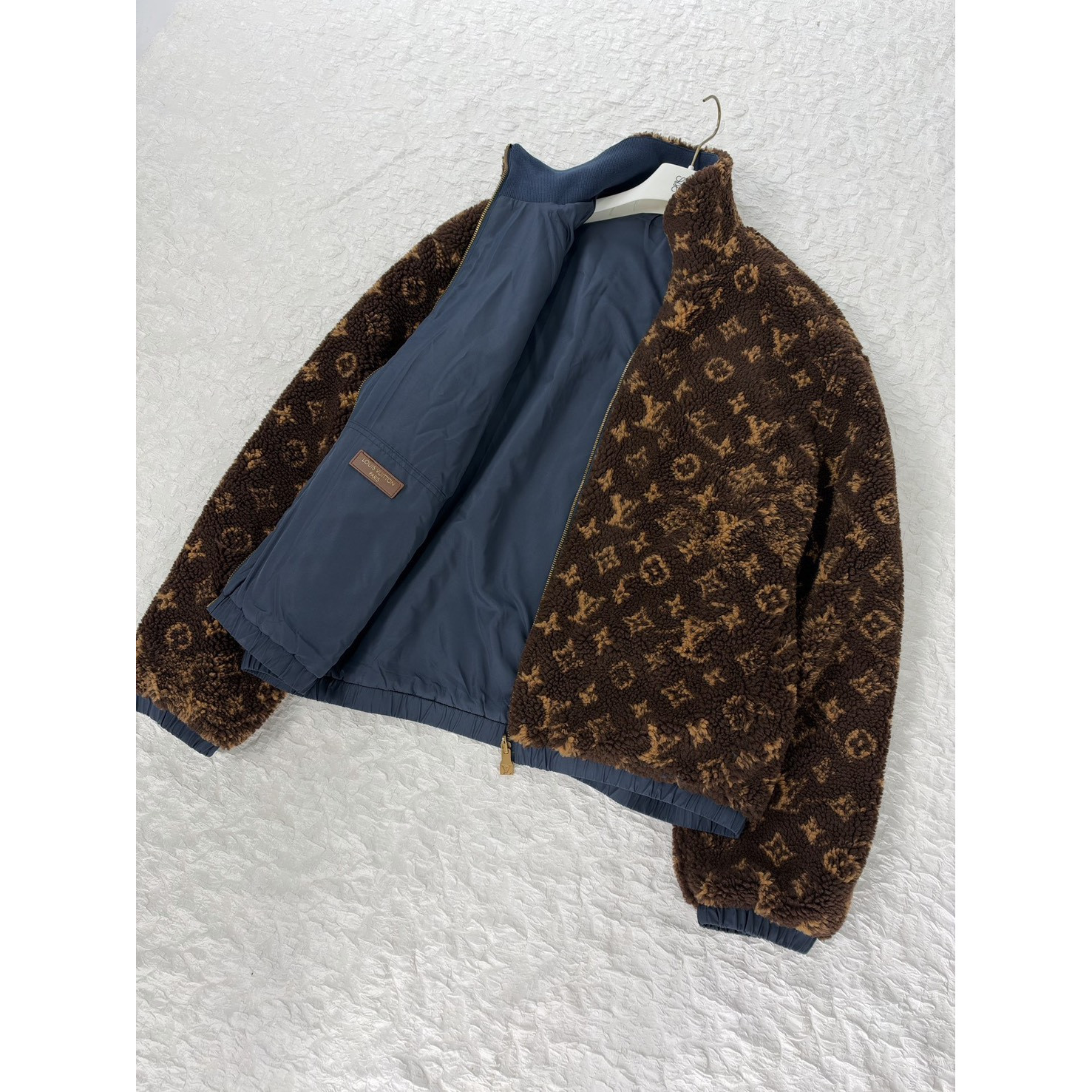 <p>LV&nbsp;Monogram双面穿老花字母羊羔绒外套</p>
