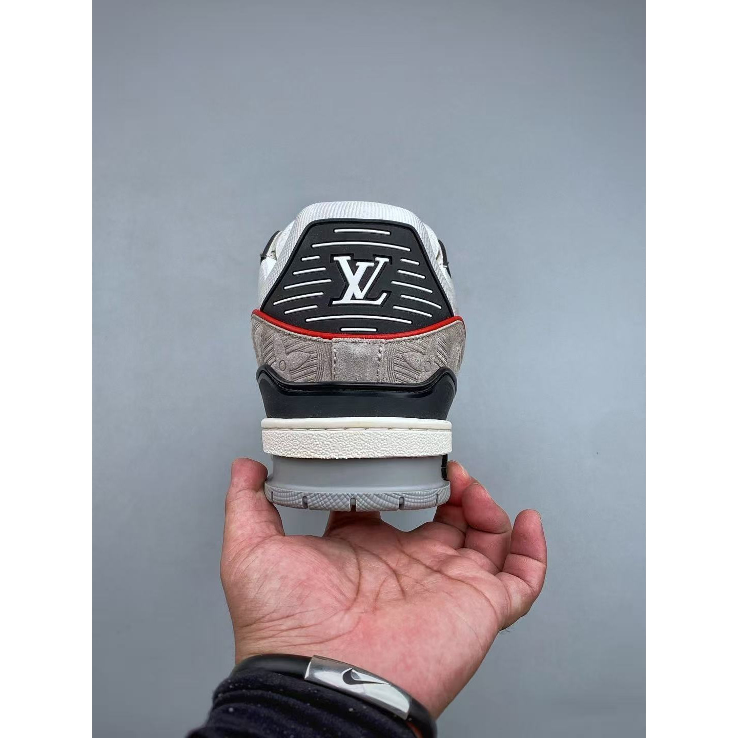<p>LV Trainer 经典板鞋</p>