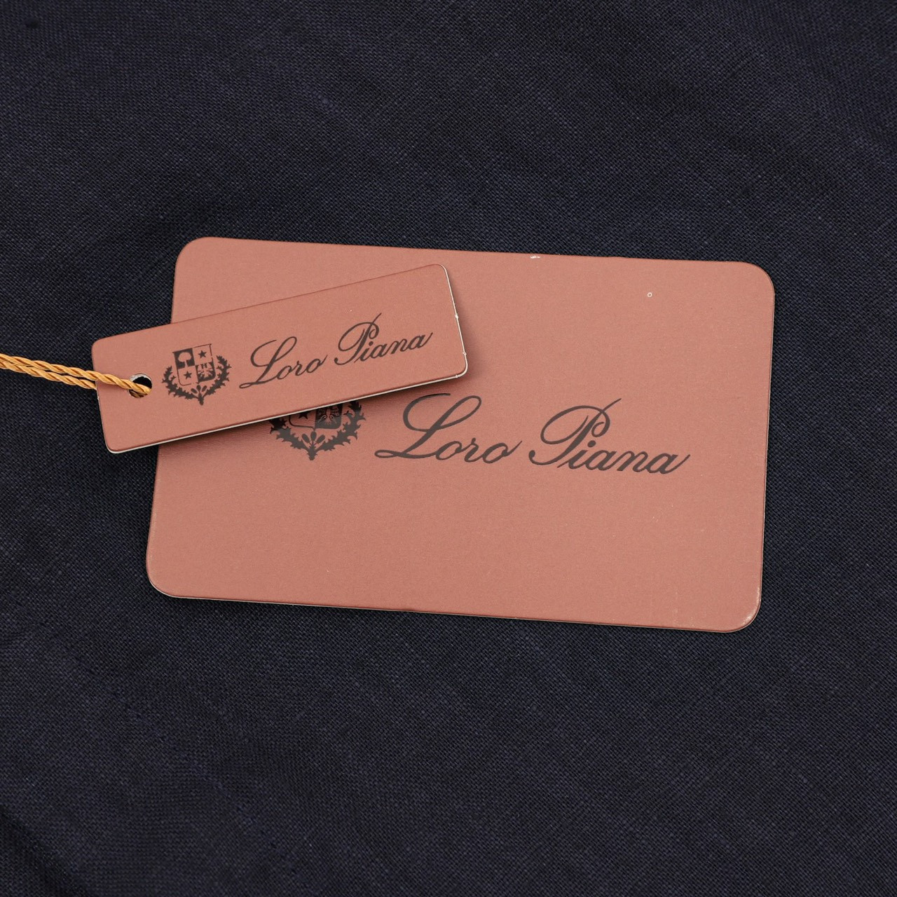 <p>Loro Piana&nbsp; 圆领亚麻衬衫<br />
&nbsp;</p>