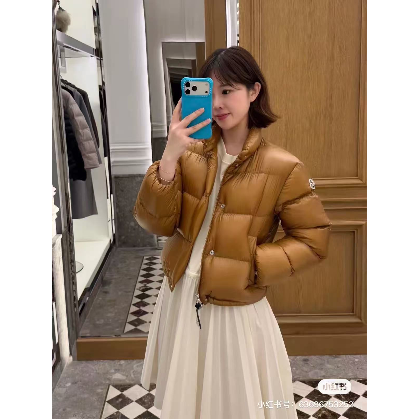 <p>Moncler Tepice女款短款小面包羽绒服(焦糖色)</p>