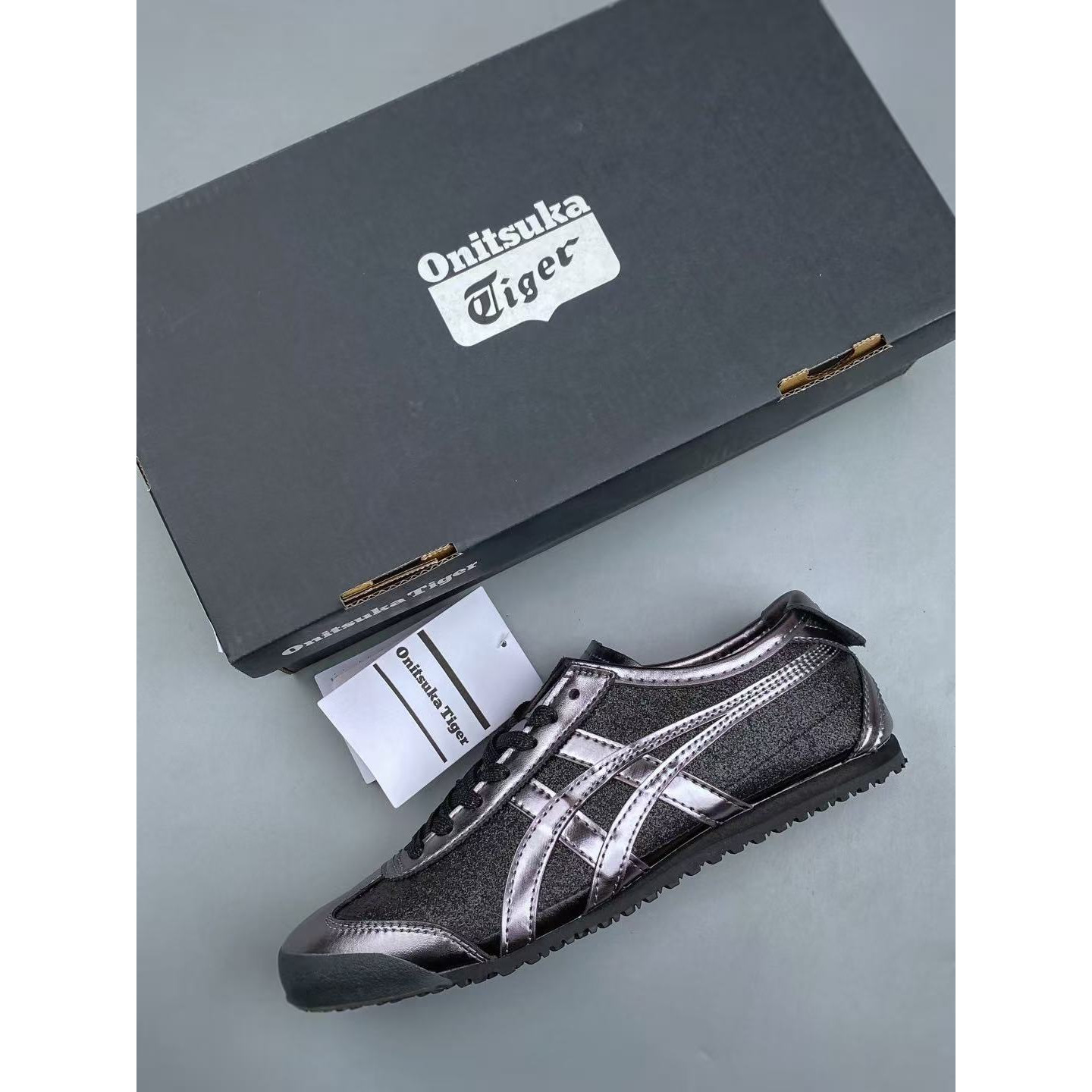 <p>ASICS 低帮休闲板鞋(黑)</p>