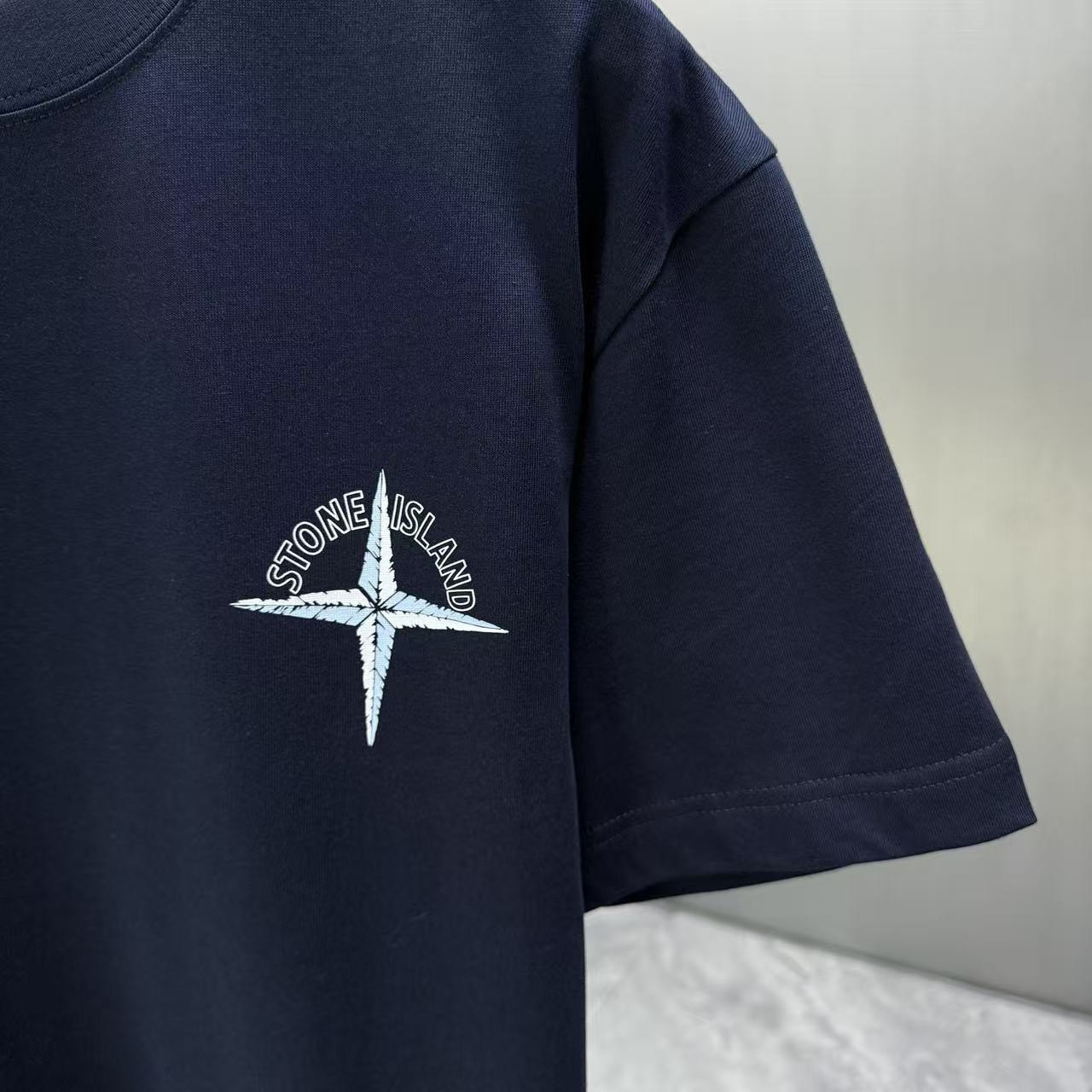 <p>Stone Island 短袖T恤(深藍)</p>