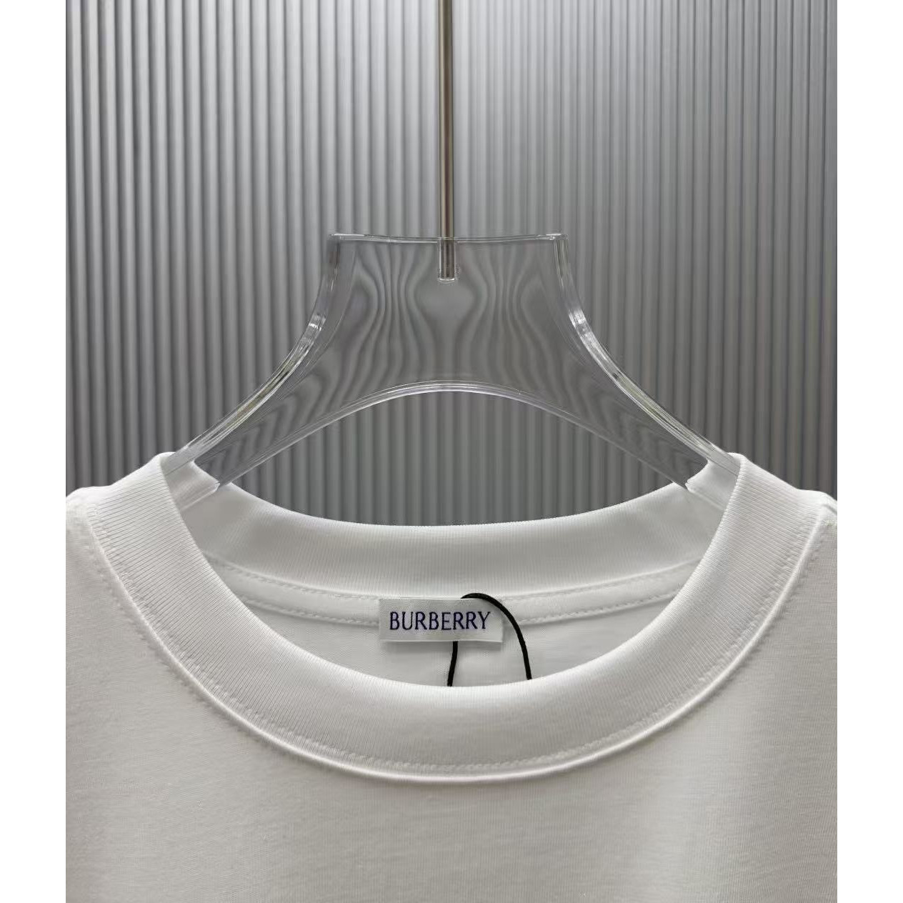 <p>Burberry 长袖卫衣T恤(白)</p>