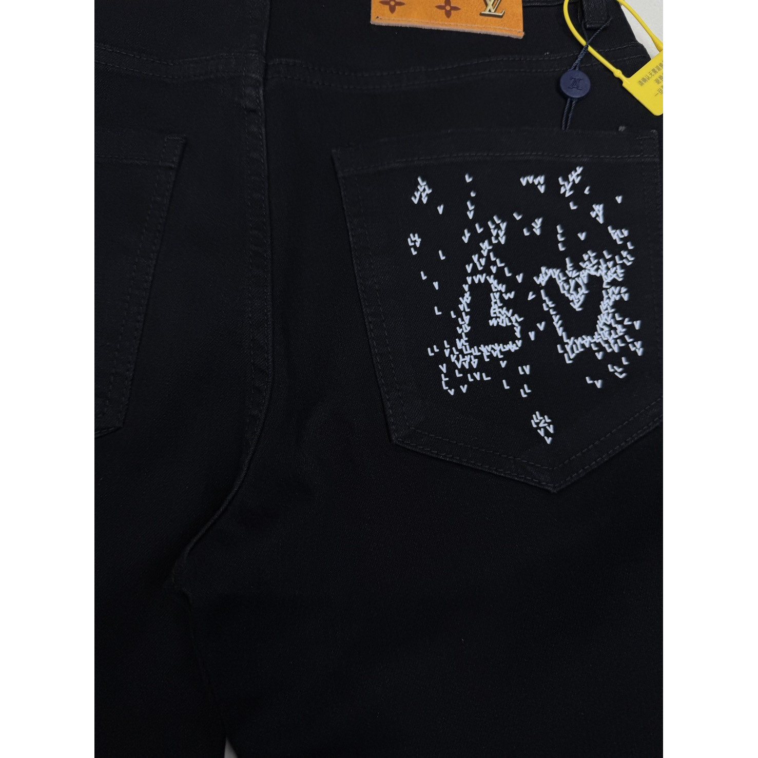 <p>LV 口袋小字母印花情侣款水洗宽松牛仔裤(黑)</p>