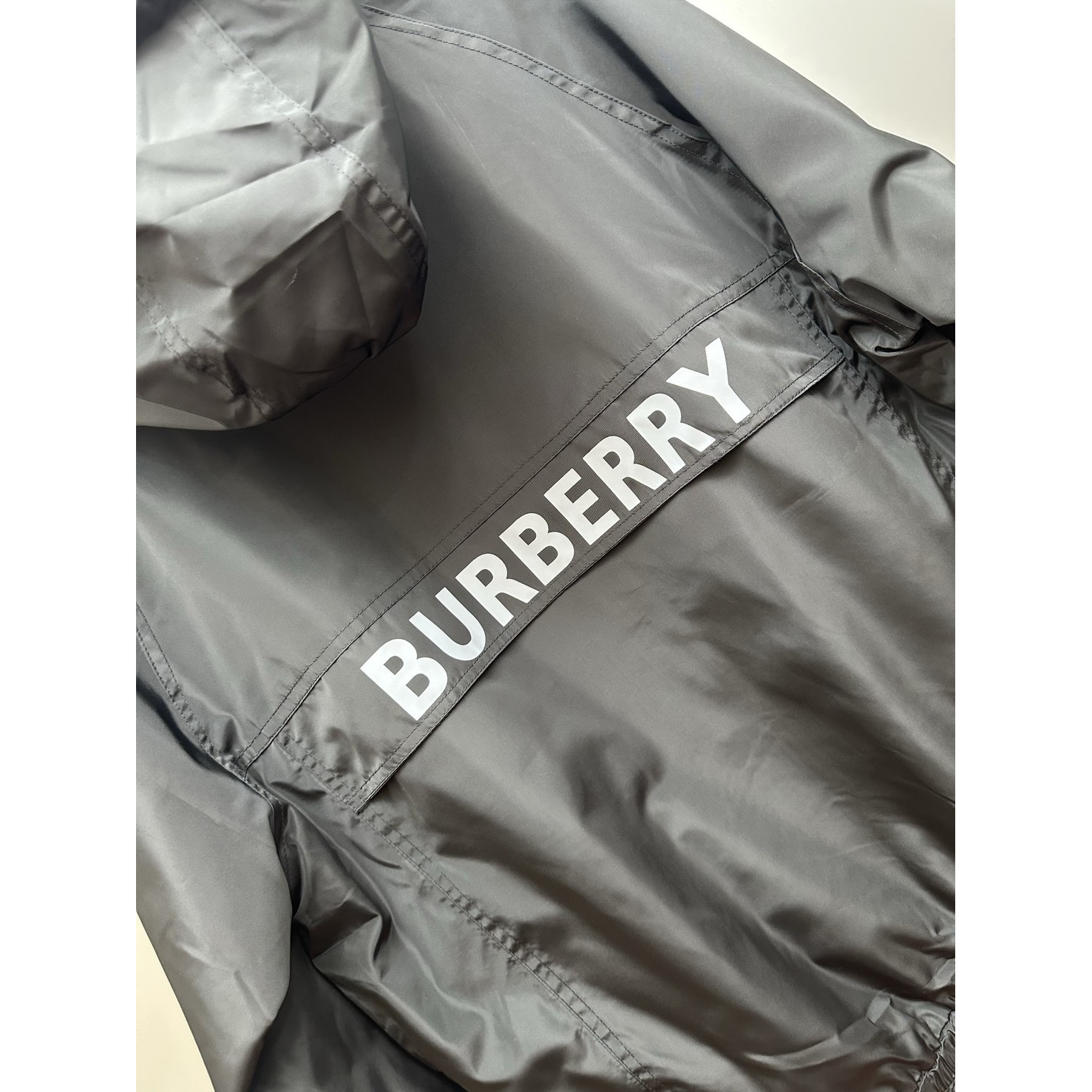 <p>Burberry 连帽防风外套(黑)</p>