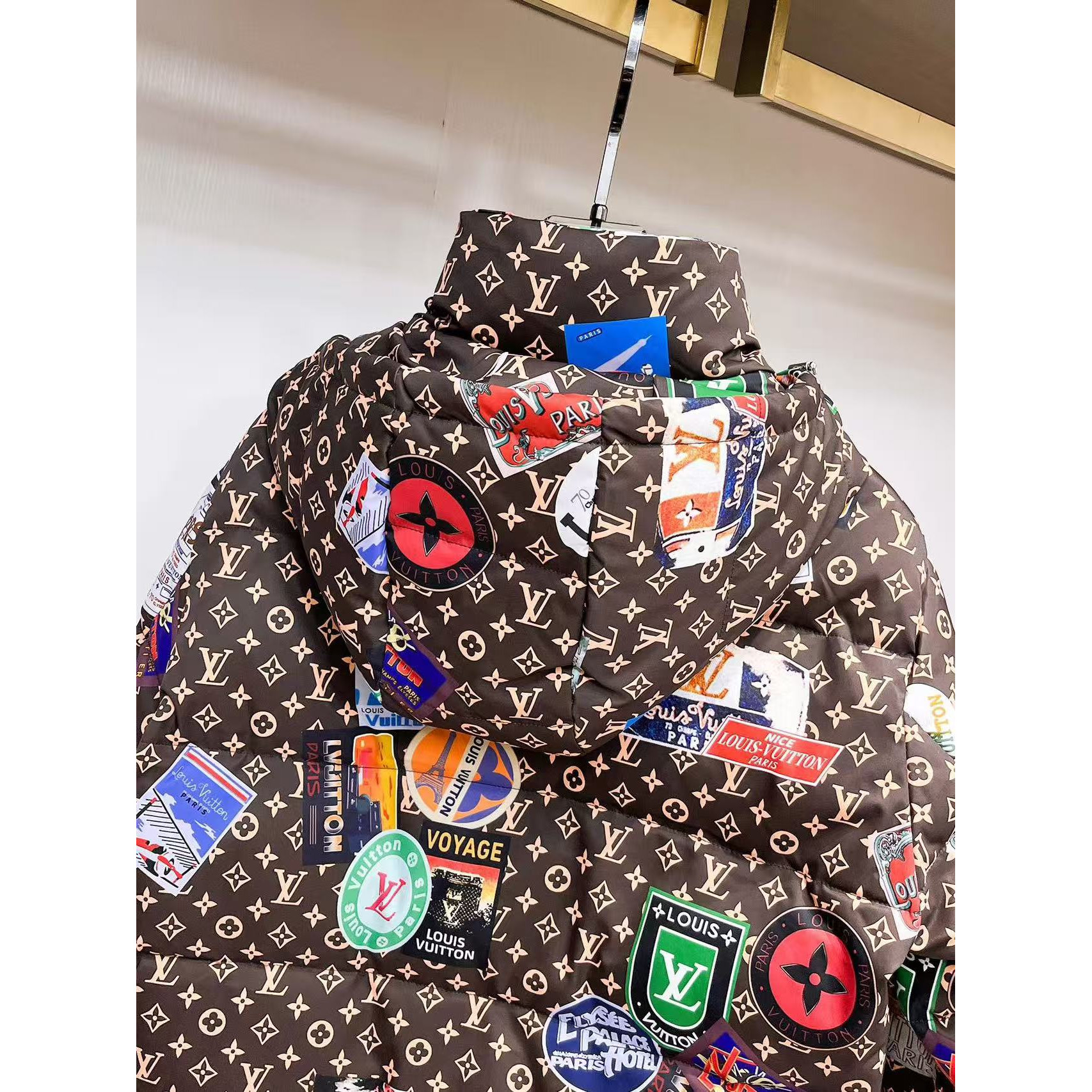 <p>LV 秋冬新款羽绒服(棕色)</p>