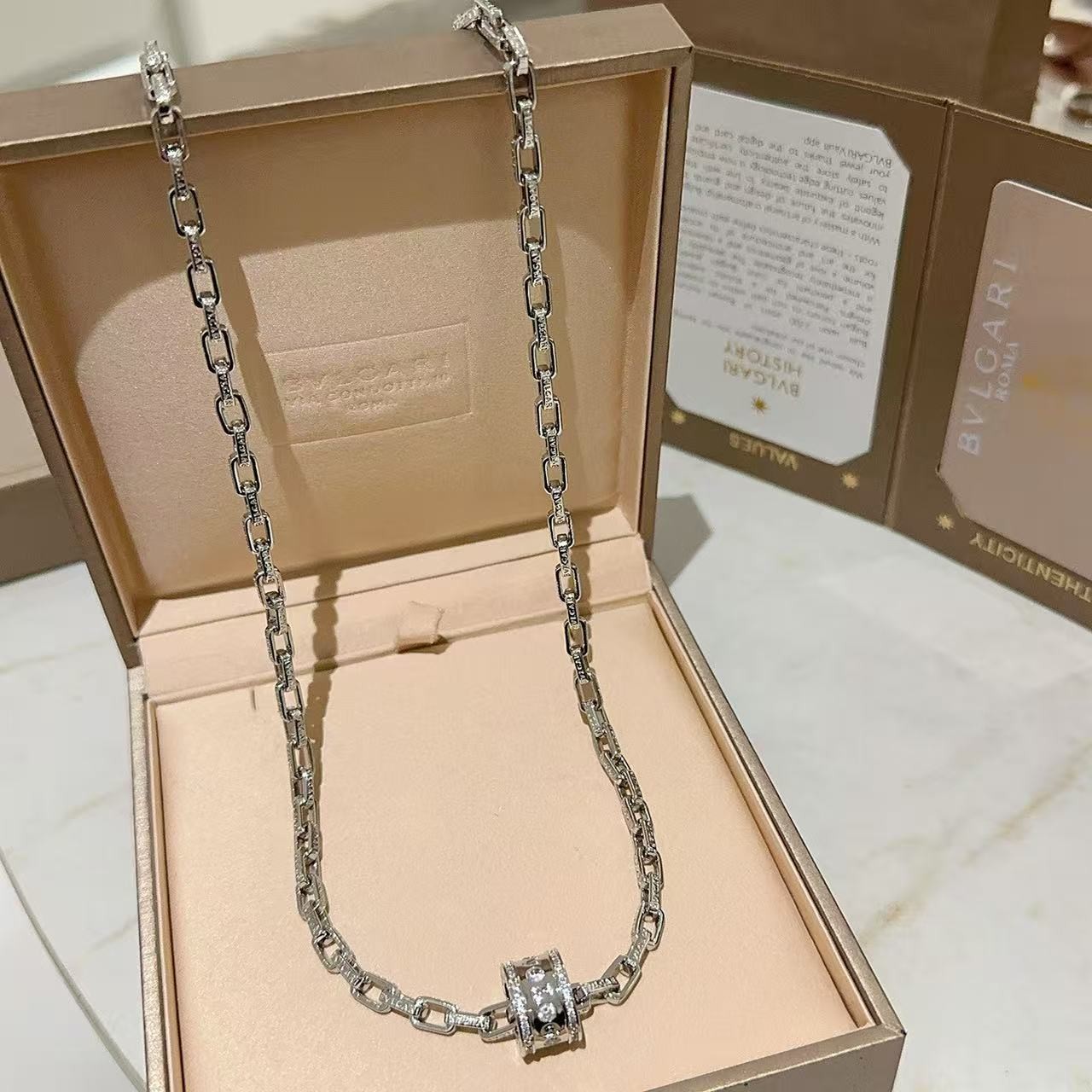 <p>BVLGARI&nbsp;项链</p>