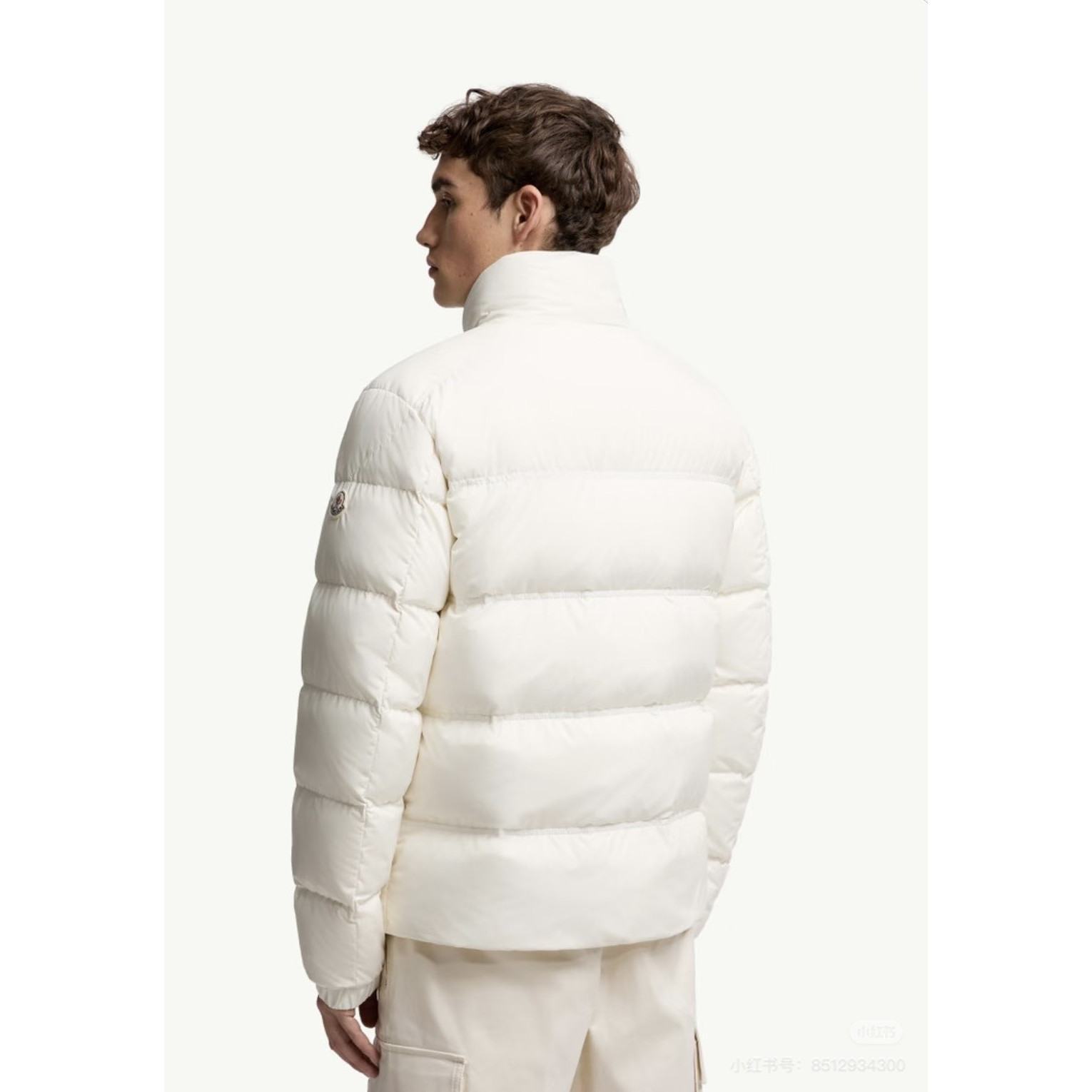<p>Moncler&nbsp;短款拉链立领长袖夹克(白)</p>