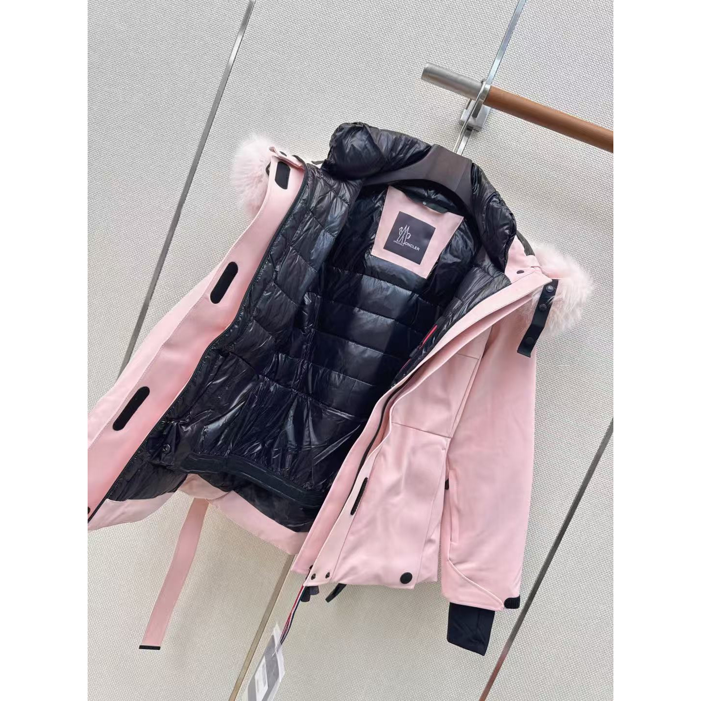 <p>MONCLER 经典Celac短款收腰羽绒滑雪服(粉)</p>