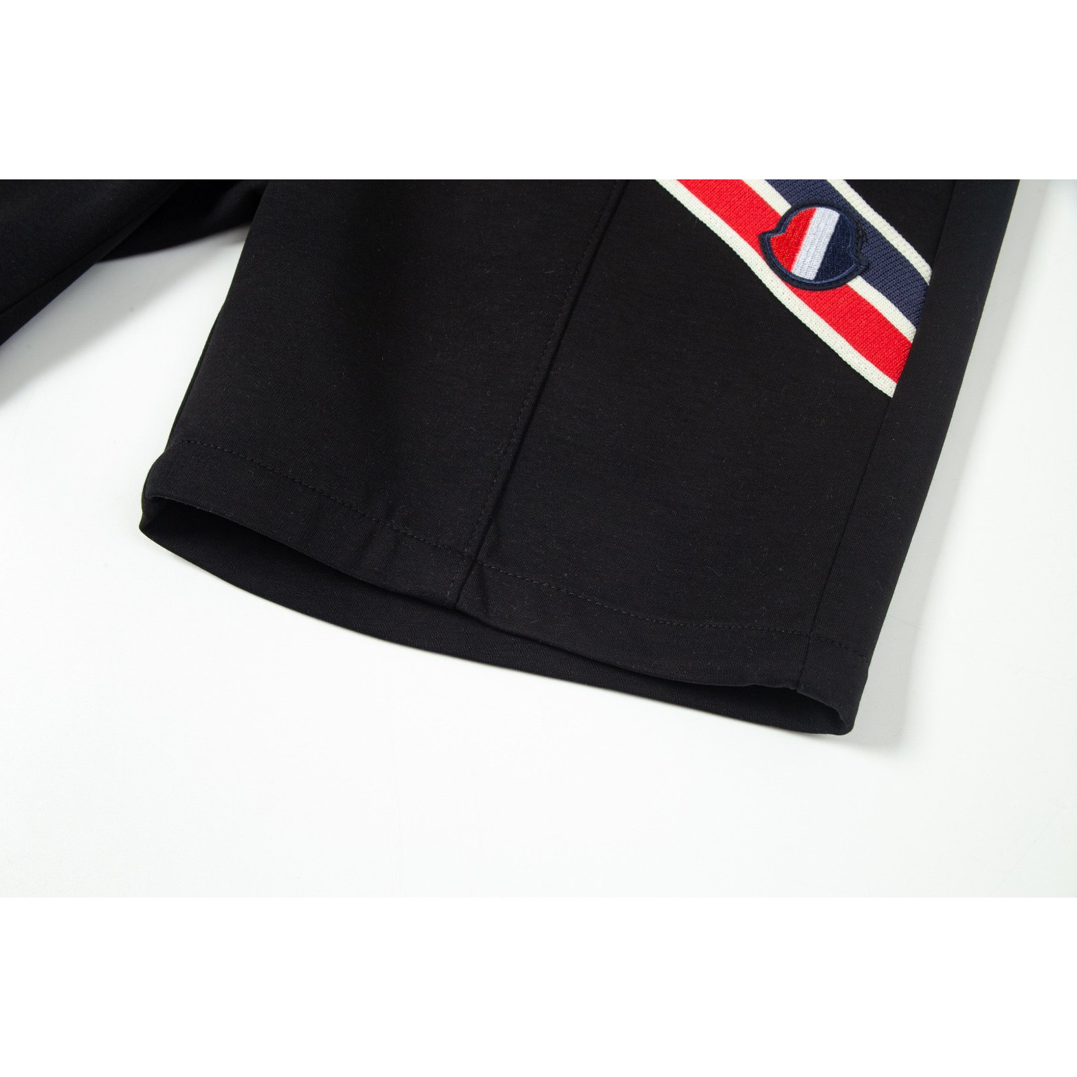 <p>MONCLER 休闲短裤(黑)</p>