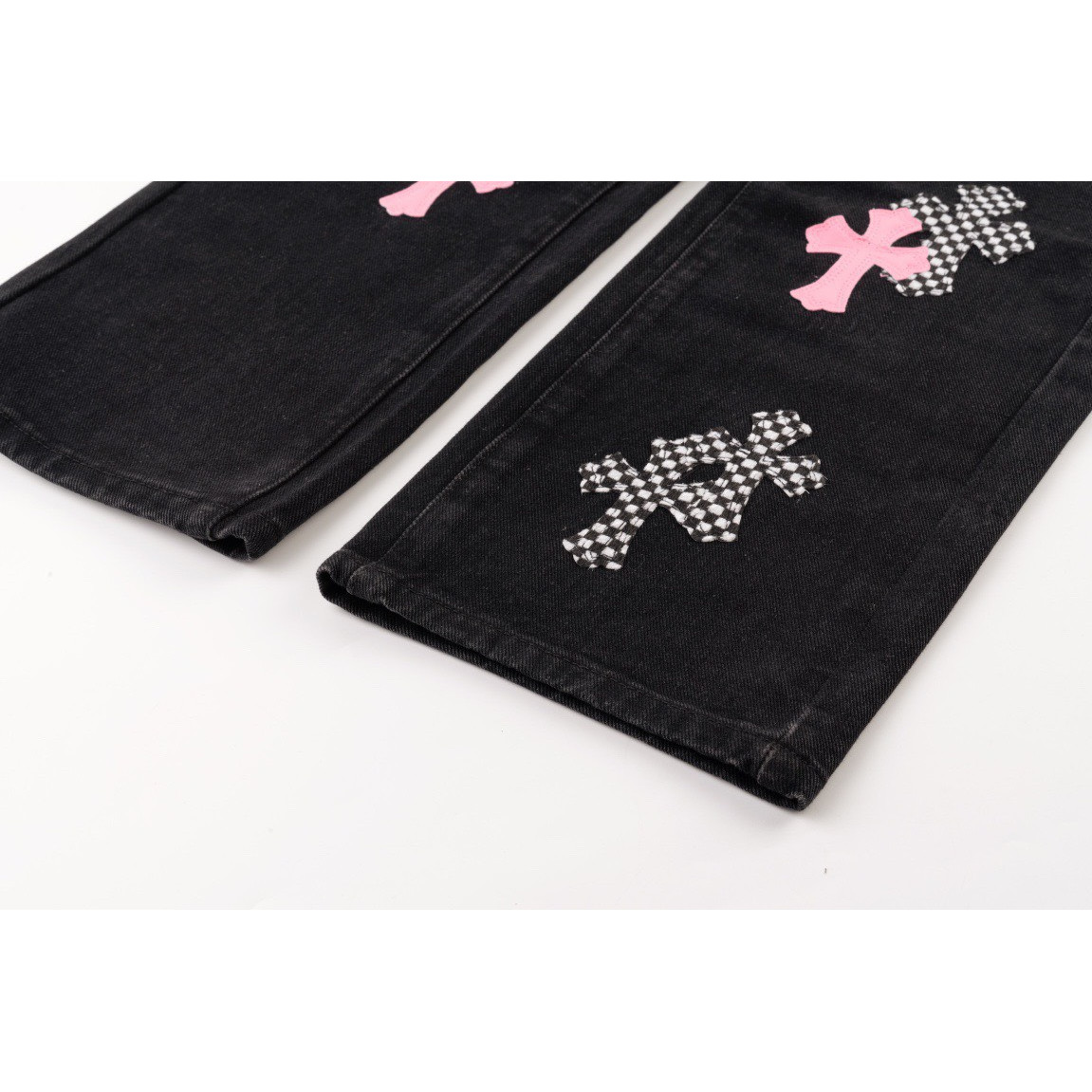 <p>CHROME HEARTS 樱花粉棋盘格十字拼皮牛仔裤(1808#)</p>

<p>&nbsp;</p>