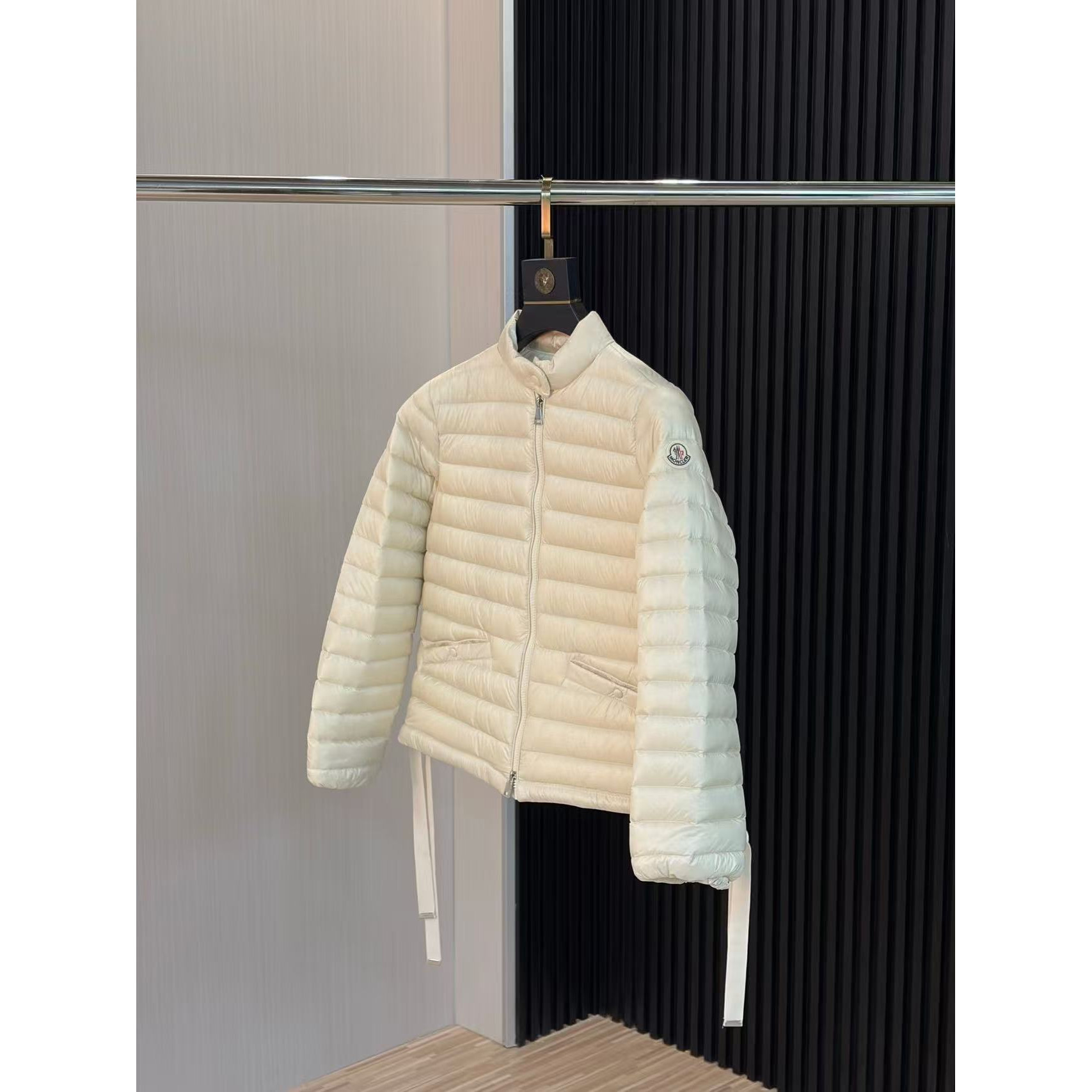 <p>MONCLER Aza系列羽绒服(米白)</p>