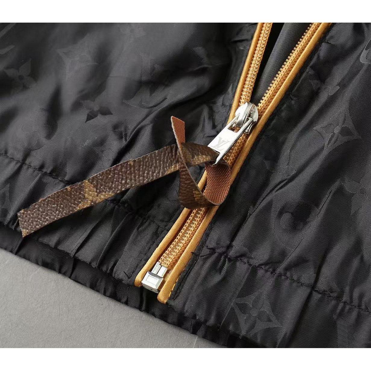 <p>LV 男士夹克外套(黑)</p>