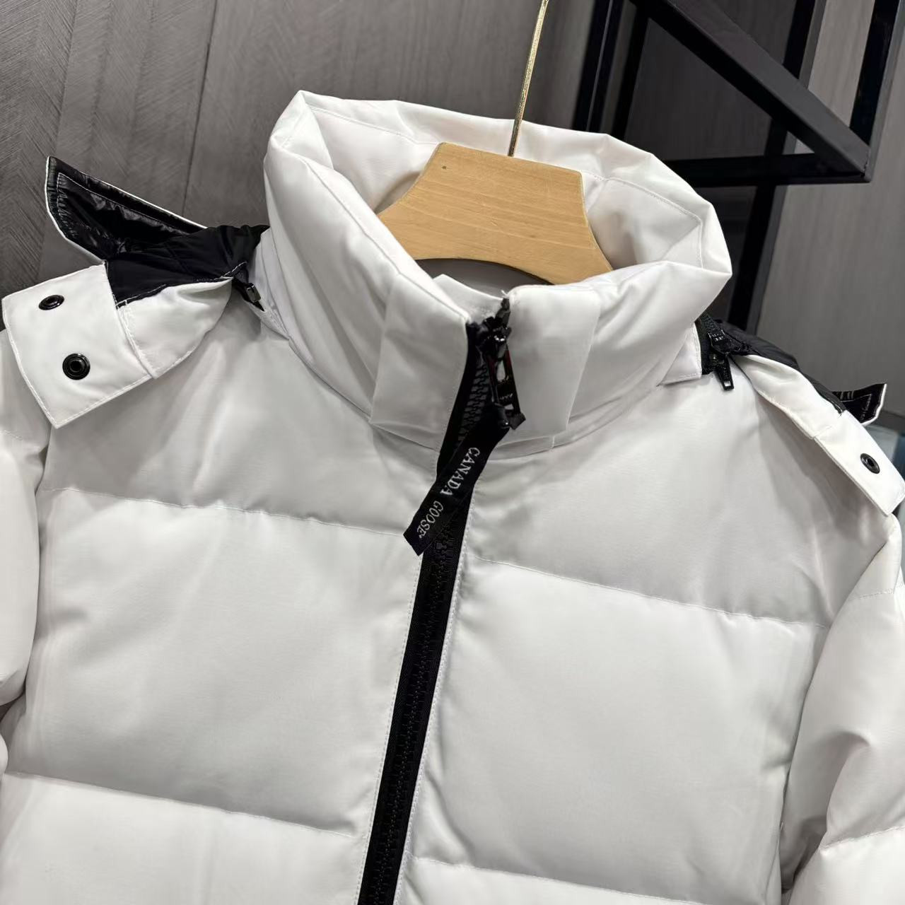 <p>Canada Goose Chelse*派克大衣羽绒服(白色紅標)</p>