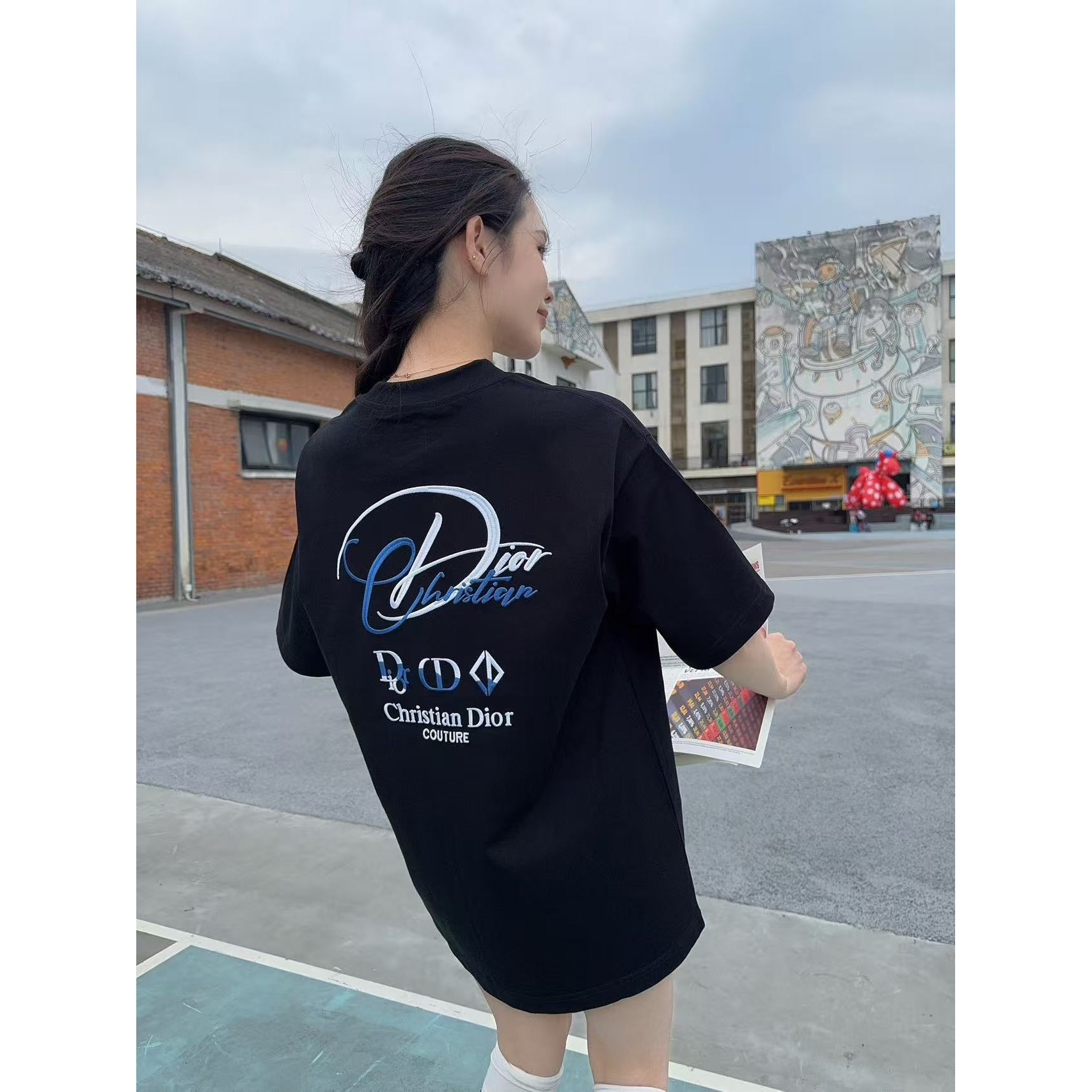 <p>DIOR&nbsp;logo短袖T恤(黑)</p>