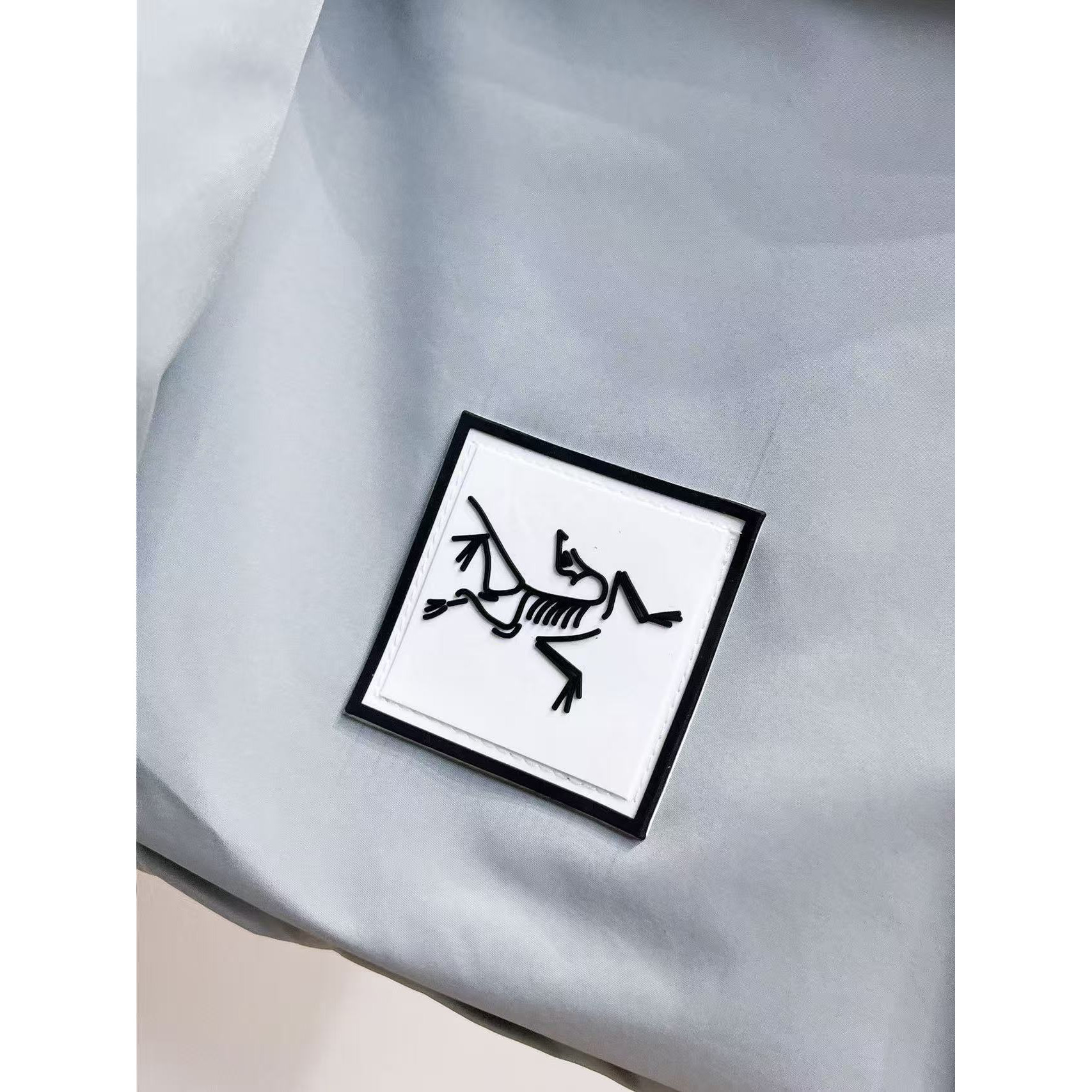 <p>Arc'teryx 秋冬新款羽绒服(灰白)</p>