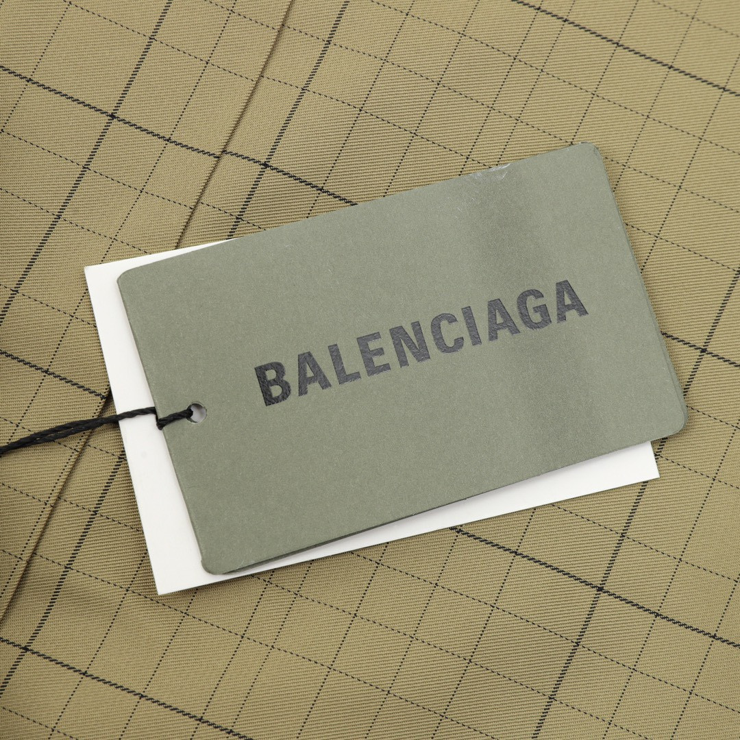 <p>Balenciaga 刺绣立领半拉链格纹夹克外套</p>