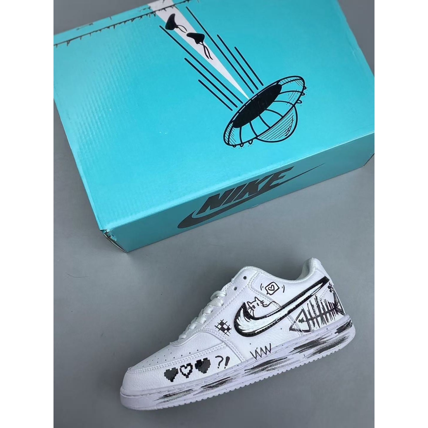 <p>NIKE COURTVISION 手绘泼墨涂鸦定制板鞋 (白)</p>
