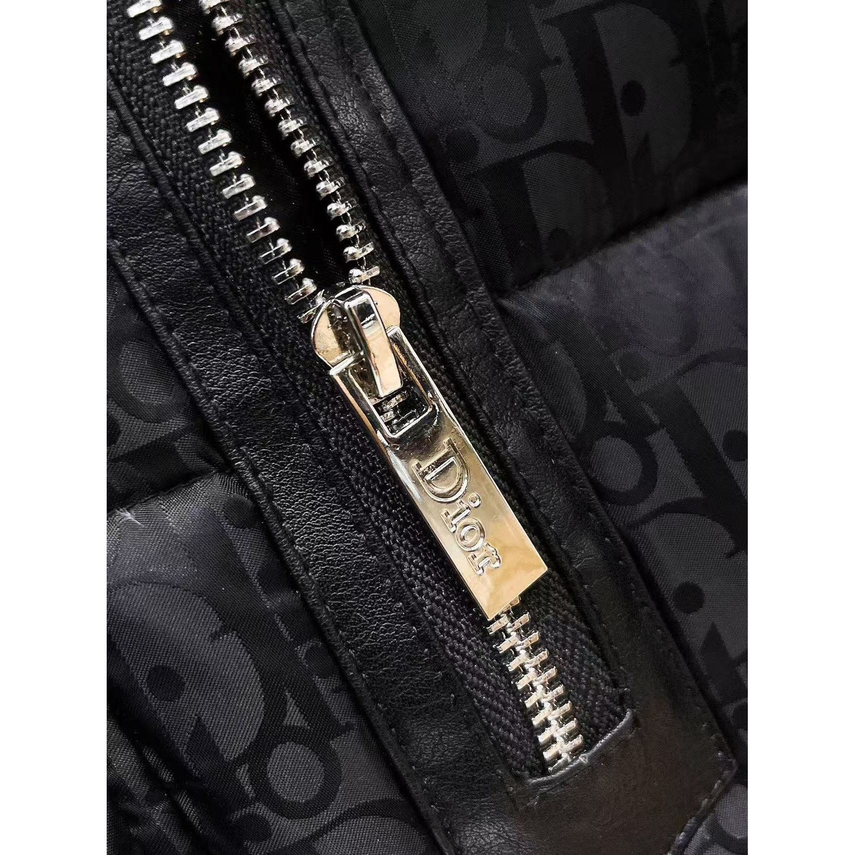 <p>DIOR&nbsp;秋冬新款羽绒服(黑)</p>