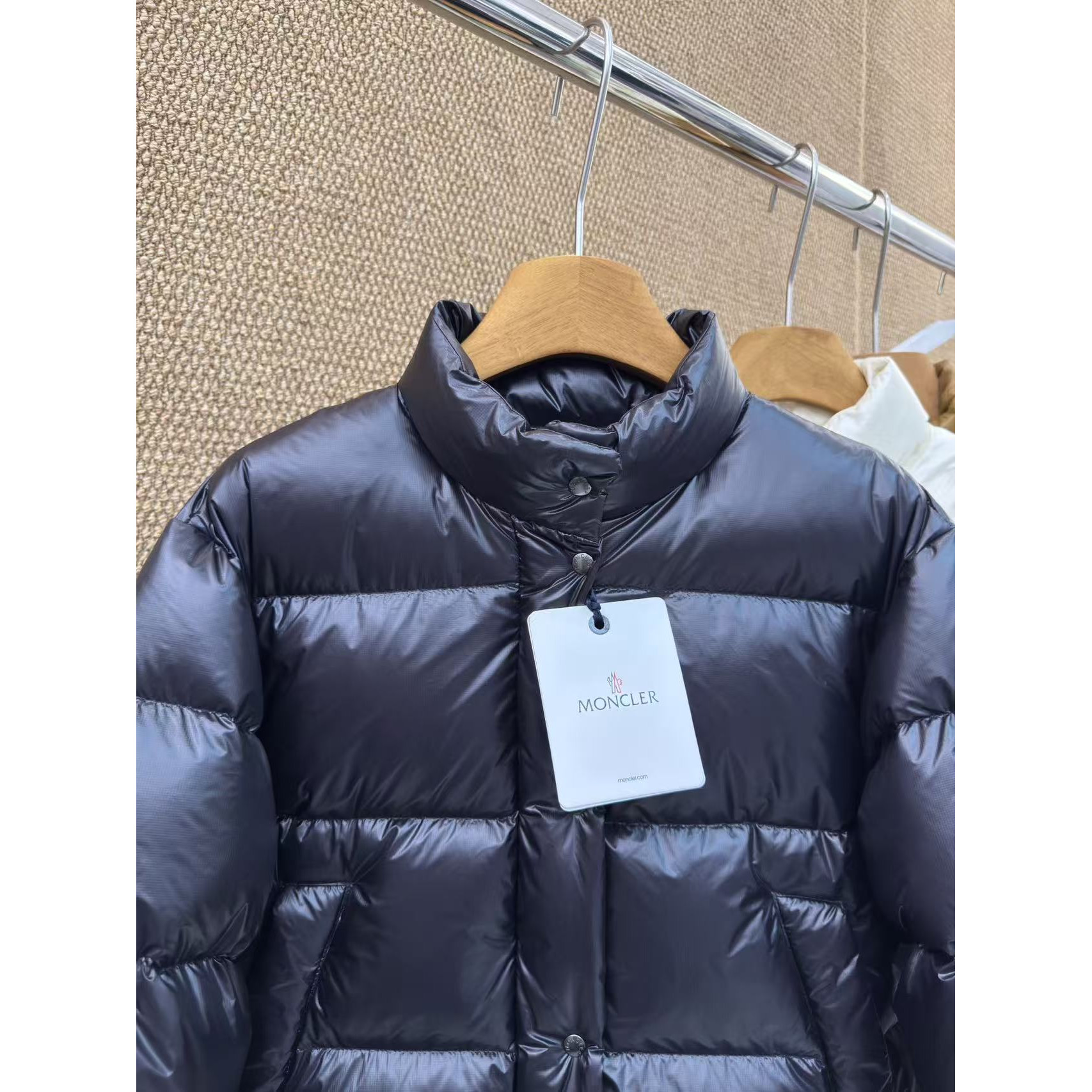 <p>Moncler Tepice女款短款小面包羽绒服(黑色)</p>