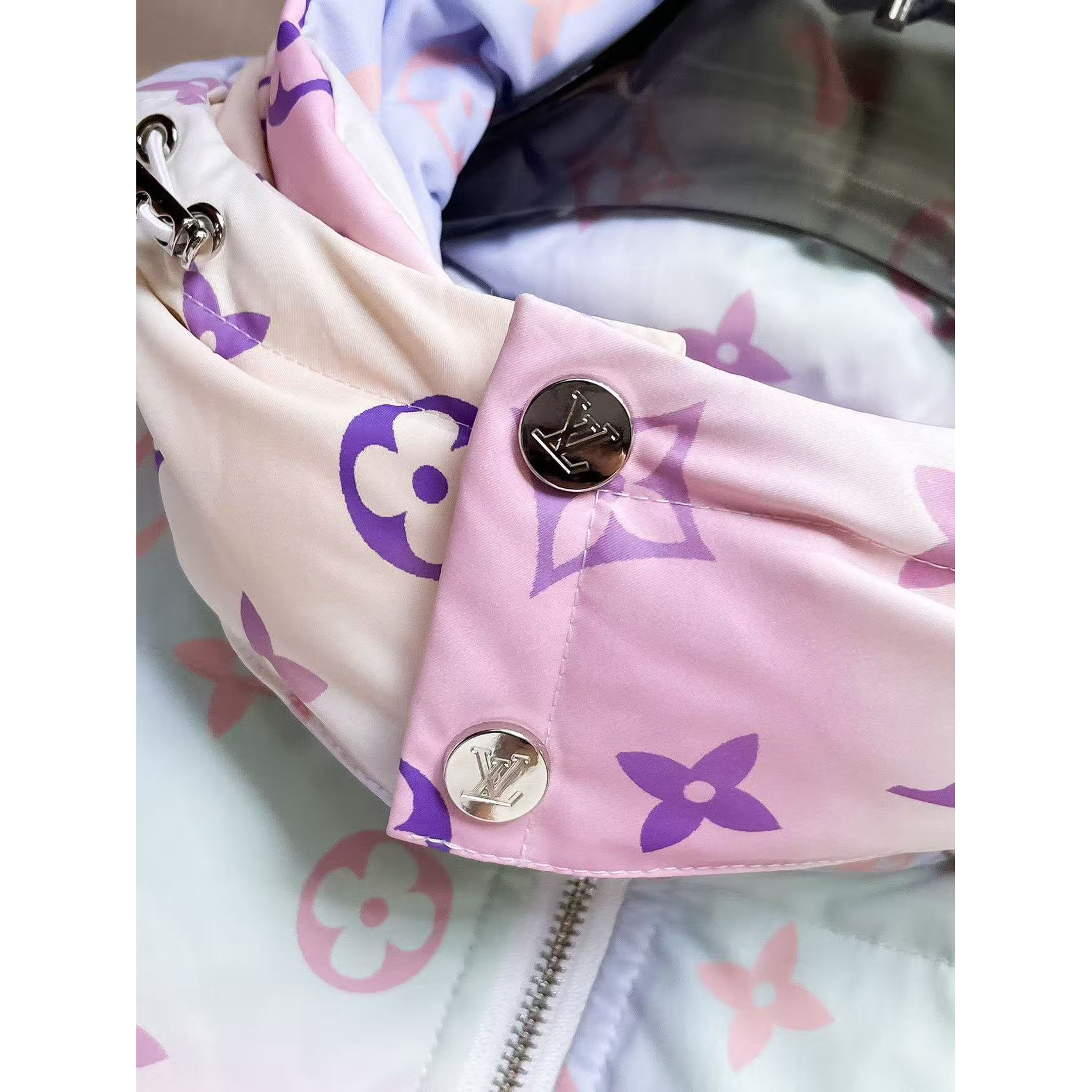 <p>LV 秋冬新款羽绒服</p>